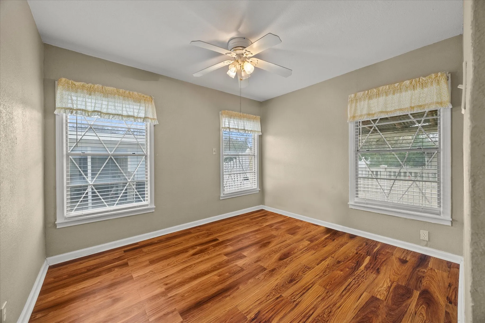 Single Family Residence For Sale in Rockwall County , 302 S Clark Street, Rockwall, Texas 75087, 3 Bedroom, 2 Bathroom, Garage spaces, 1,080 Sqft, built in 1980, Preowned, mls#21128847, Real Estate Agent in Rockwall, Homes For Sale in Rockwall county, Homes For Sale in Rockwall, Realtor in Rockwall Texas, Real Estate Brokerage Independent Realty Texas, Luminita Cordes Realtor