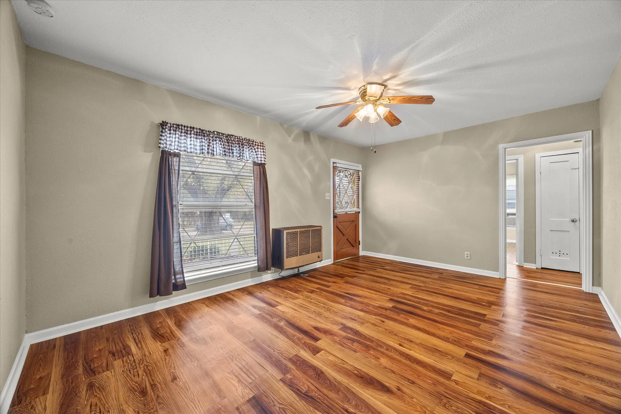 Single Family Residence For Sale in Rockwall County , 302 S Clark Street, Rockwall, Texas 75087, 3 Bedroom, 2 Bathroom, Garage spaces, 1,080 Sqft, built in 1980, Preowned, mls#21128847, Real Estate Agent in Rockwall, Homes For Sale in Rockwall county, Homes For Sale in Rockwall, Realtor in Rockwall Texas, Real Estate Brokerage Independent Realty Texas, Luminita Cordes Realtor