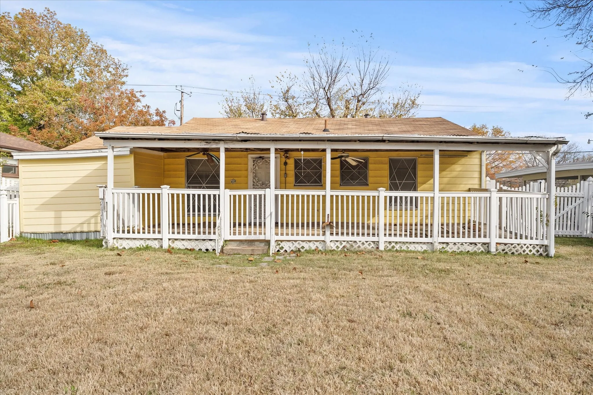 Single Family Residence For Sale in Rockwall County , 302 S Clark Street, Rockwall, Texas 75087, 3 Bedroom, 2 Bathroom, Garage spaces, 1,080 Sqft, built in 1980, Preowned, mls#21128847, Real Estate Agent in Rockwall, Homes For Sale in Rockwall county, Homes For Sale in Rockwall, Realtor in Rockwall Texas, Real Estate Brokerage Independent Realty Texas, Luminita Cordes Realtor