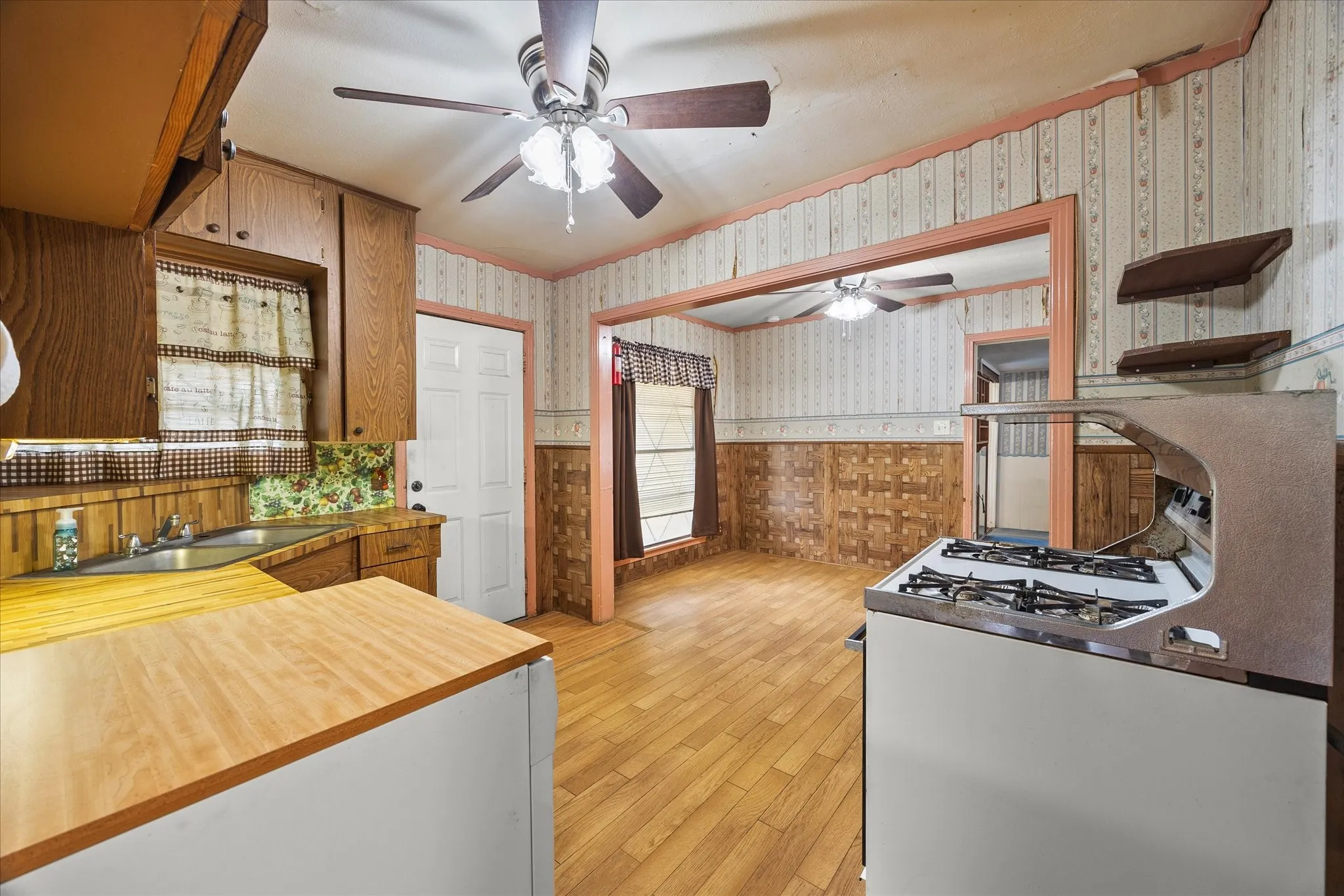 Single Family Residence For Sale in Rockwall County , 302 S Clark Street, Rockwall, Texas 75087, 3 Bedroom, 2 Bathroom, Garage spaces, 1,080 Sqft, built in 1980, Preowned, mls#21128847, Real Estate Agent in Rockwall, Homes For Sale in Rockwall county, Homes For Sale in Rockwall, Realtor in Rockwall Texas, Real Estate Brokerage Independent Realty Texas, Luminita Cordes Realtor