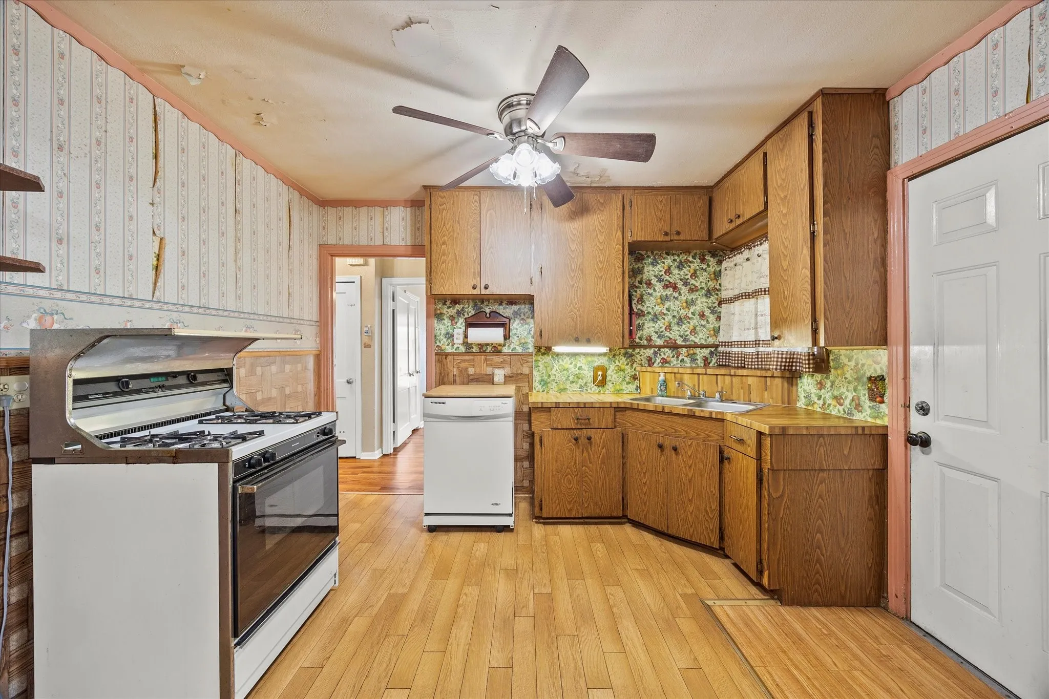 Single Family Residence For Sale in Rockwall County , 302 S Clark Street, Rockwall, Texas 75087, 3 Bedroom, 2 Bathroom, Garage spaces, 1,080 Sqft, built in 1980, Preowned, mls#21128847, Real Estate Agent in Rockwall, Homes For Sale in Rockwall county, Homes For Sale in Rockwall, Realtor in Rockwall Texas, Real Estate Brokerage Independent Realty Texas, Luminita Cordes Realtor