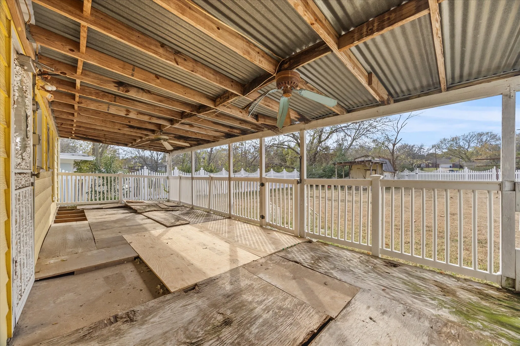 Single Family Residence For Sale in Rockwall County , 302 S Clark Street, Rockwall, Texas 75087, 3 Bedroom, 2 Bathroom, Garage spaces, 1,080 Sqft, built in 1980, Preowned, mls#21128847, Real Estate Agent in Rockwall, Homes For Sale in Rockwall county, Homes For Sale in Rockwall, Realtor in Rockwall Texas, Real Estate Brokerage Independent Realty Texas, Luminita Cordes Realtor