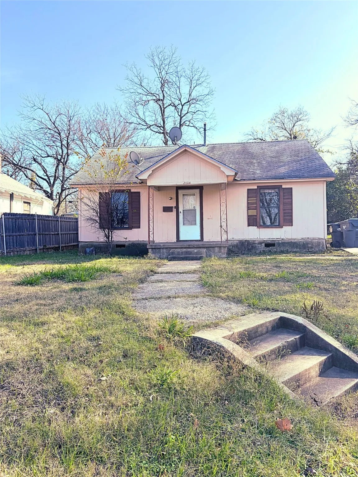 Single Family Residence For Sale in Mc Lennan County , 2004 Avondale Avenue, Waco, Texas 76707, 3 Bedroom, 2 Bathroom, Garage spaces, 1,280 Sqft, built in 1939, mls#21133122, Real Estate Agent in Waco, Homes For Sale in Mc Lennan county, Homes For Sale in Waco, Realtor in Waco Texas, Real Estate Brokerage Independent Realty Texas, Luminita Cordes Realtor