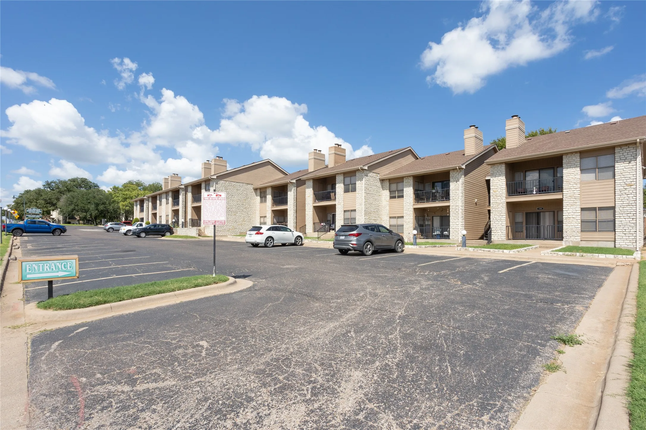 Apartment For Rent in Hood County , 400 E Pearl, Granbury, Texas 76048, 2 Bedrooms, 2 Bathrooms, Garage spaces, 1,170 Sqft, built in 1983, Preowned, Price $1,450, mls#21133388, Real Estate Agent in Granbury, Homes For Rent in Hood county, Homes For Rent in Granbury, Realtor in Granbury Texas, Real Estate Brokerage Independent Realty Texas, Luminita Cordes Realtor