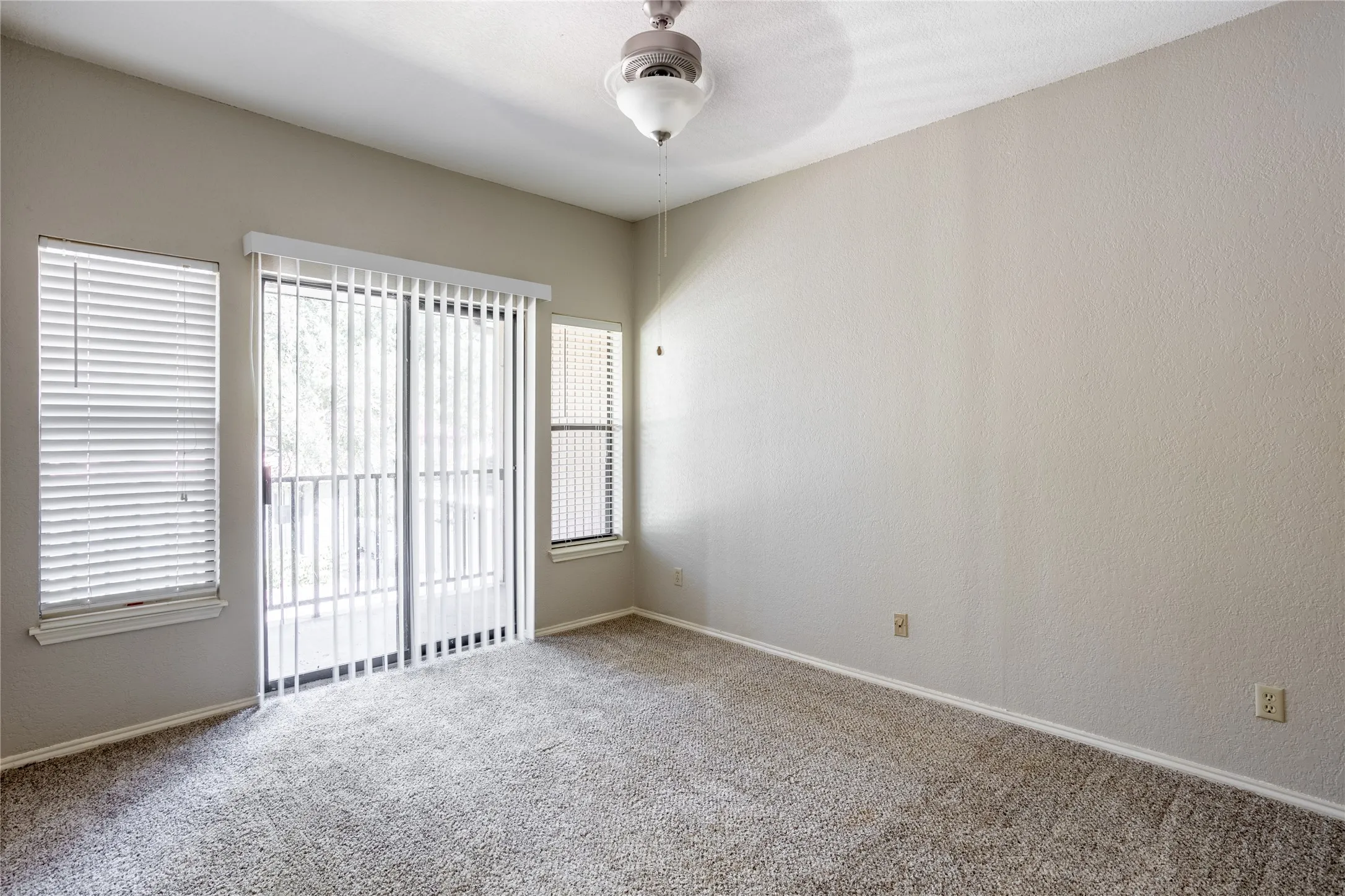 Empty room featuring carpet floors and ceiling fan