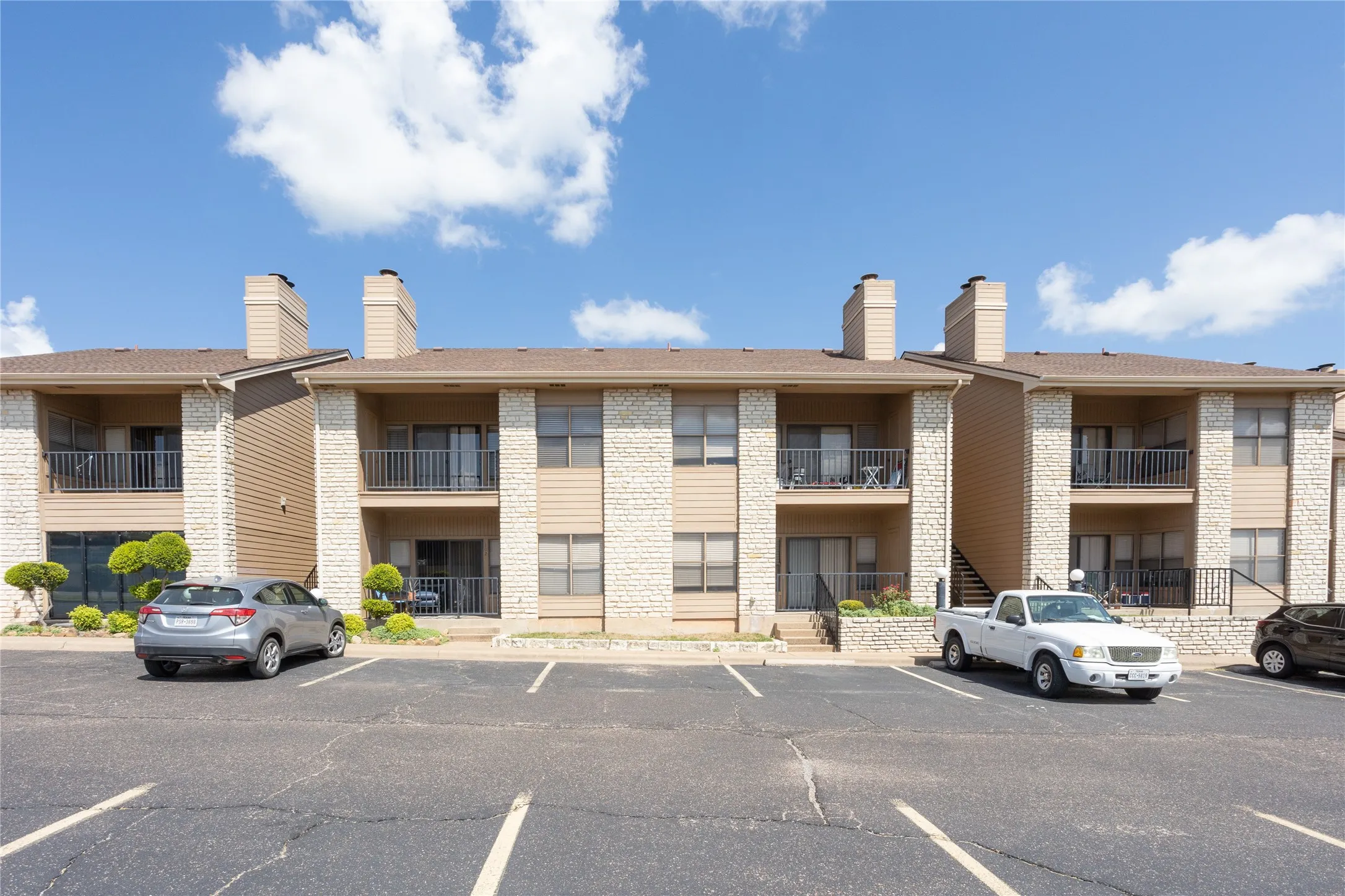 Apartment For Rent in Hood County , 400 E Pearl, Granbury, Texas 76048, 2 Bedrooms, 2 Bathrooms, Garage spaces, 1,170 Sqft, built in 1983, Preowned, Price $1,450, mls#21133388, Real Estate Agent in Granbury, Homes For Rent in Hood county, Homes For Rent in Granbury, Realtor in Granbury Texas, Real Estate Brokerage Independent Realty Texas, Luminita Cordes Realtor