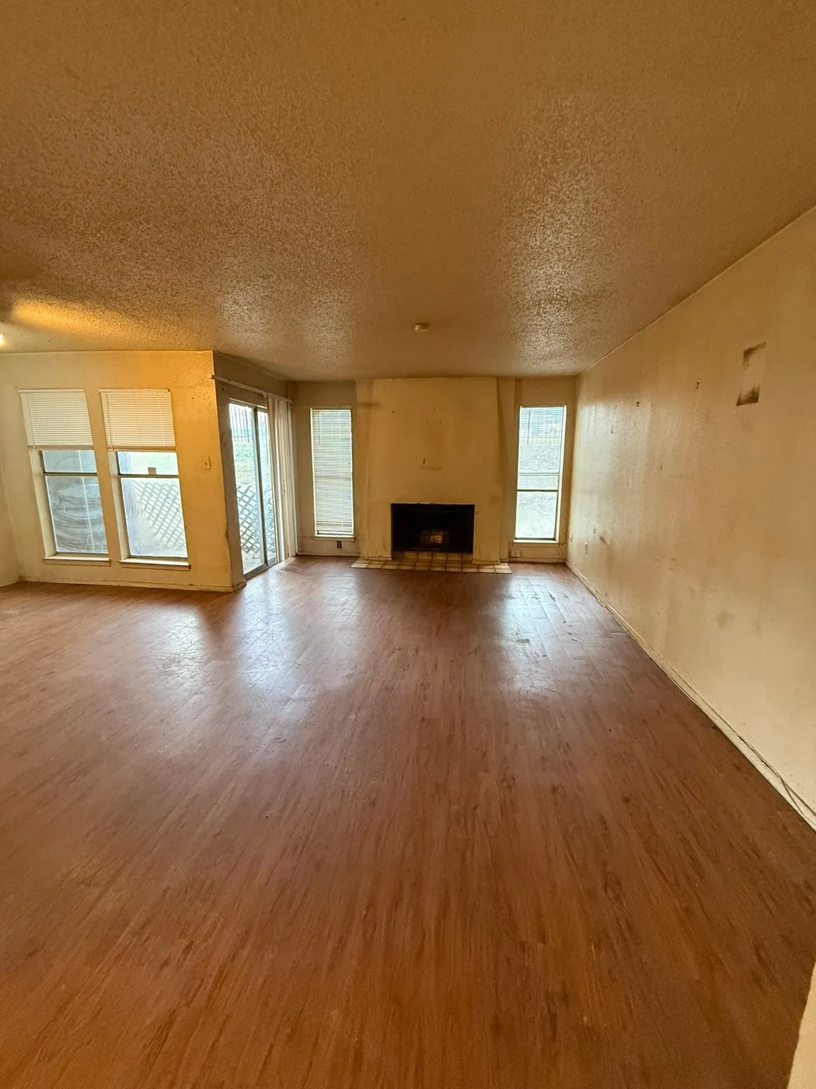 Condominium For Sale in Dallas County , 6050 Melody Lane 108, Dallas, Texas 75231, 2 Bedroom, 2 Bathroom, Garage spaces, 1,127 Sqft, built in 1979, Preowned, mls#21133467, Real Estate Agent in Dallas, Homes For Sale in Dallas county, Homes For Sale in Dallas, Realtor in Dallas Texas, Real Estate Brokerage Independent Realty Texas, Luminita Cordes Realtor