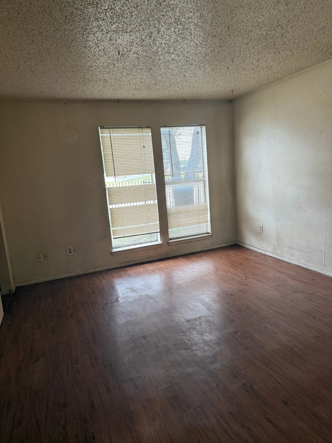 Condominium For Sale in Dallas County , 6050 Melody Lane 108, Dallas, Texas 75231, 2 Bedroom, 2 Bathroom, Garage spaces, 1,127 Sqft, built in 1979, Preowned, mls#21133467, Real Estate Agent in Dallas, Homes For Sale in Dallas county, Homes For Sale in Dallas, Realtor in Dallas Texas, Real Estate Brokerage Independent Realty Texas, Luminita Cordes Realtor