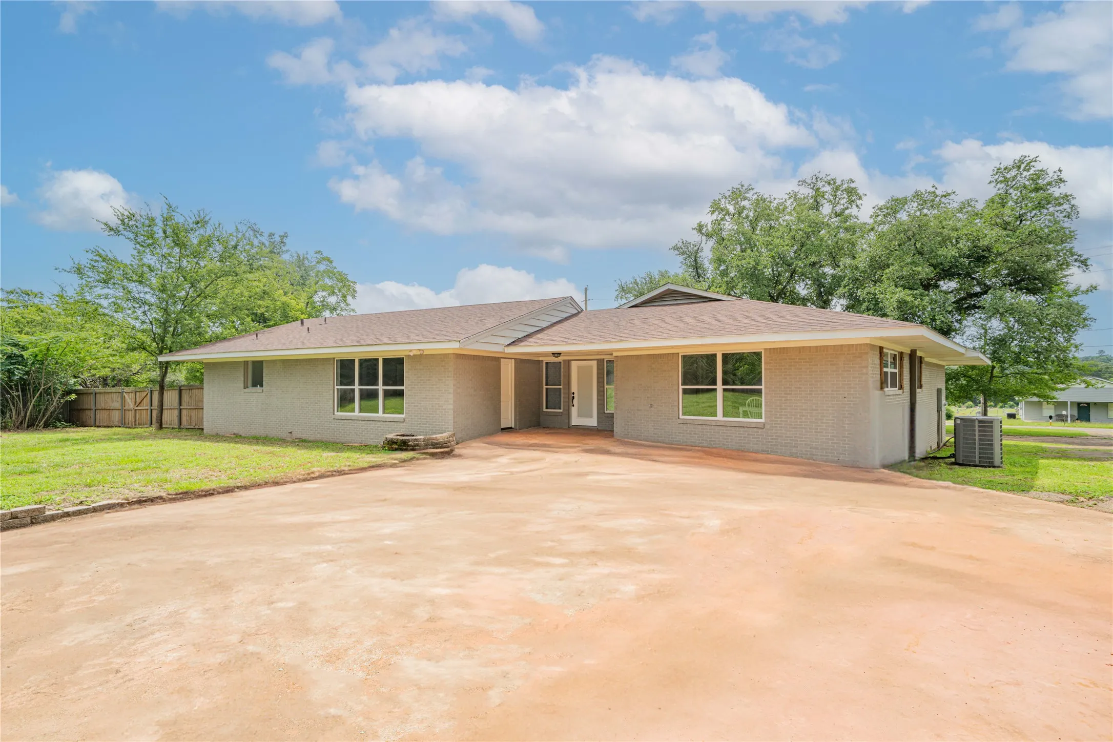 Single Family Residence For Sale in Cass County , 812 E 1st, Hughes Springs, Texas 75656, 3 Bedroom, 3 Bathroom, Garage spaces, 2,345 Sqft, built in 1959, mls#21133748, Real Estate Agent in Hughes Springs, Homes For Sale in Cass county, Homes For Sale in Hughes Springs, Realtor in Hughes Springs Texas, Real Estate Brokerage Independent Realty Texas, Luminita Cordes Realtor