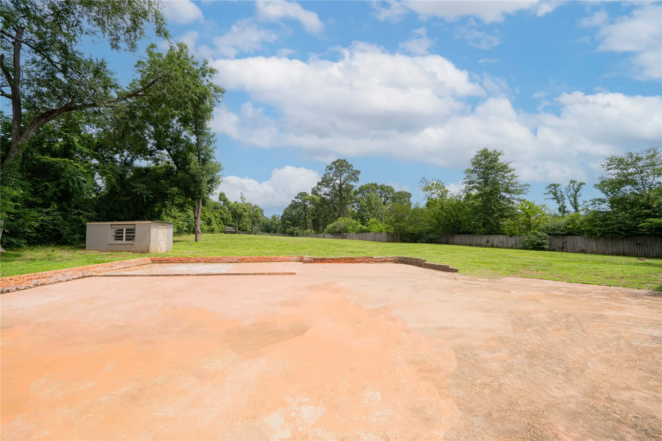 Single Family Residence For Sale in Cass County , 812 E 1st, Hughes Springs, Texas 75656, 3 Bedroom, 3 Bathroom, Garage spaces, 2,345 Sqft, built in 1959, mls#21133748, Real Estate Agent in Hughes Springs, Homes For Sale in Cass county, Homes For Sale in Hughes Springs, Realtor in Hughes Springs Texas, Real Estate Brokerage Independent Realty Texas, Luminita Cordes Realtor