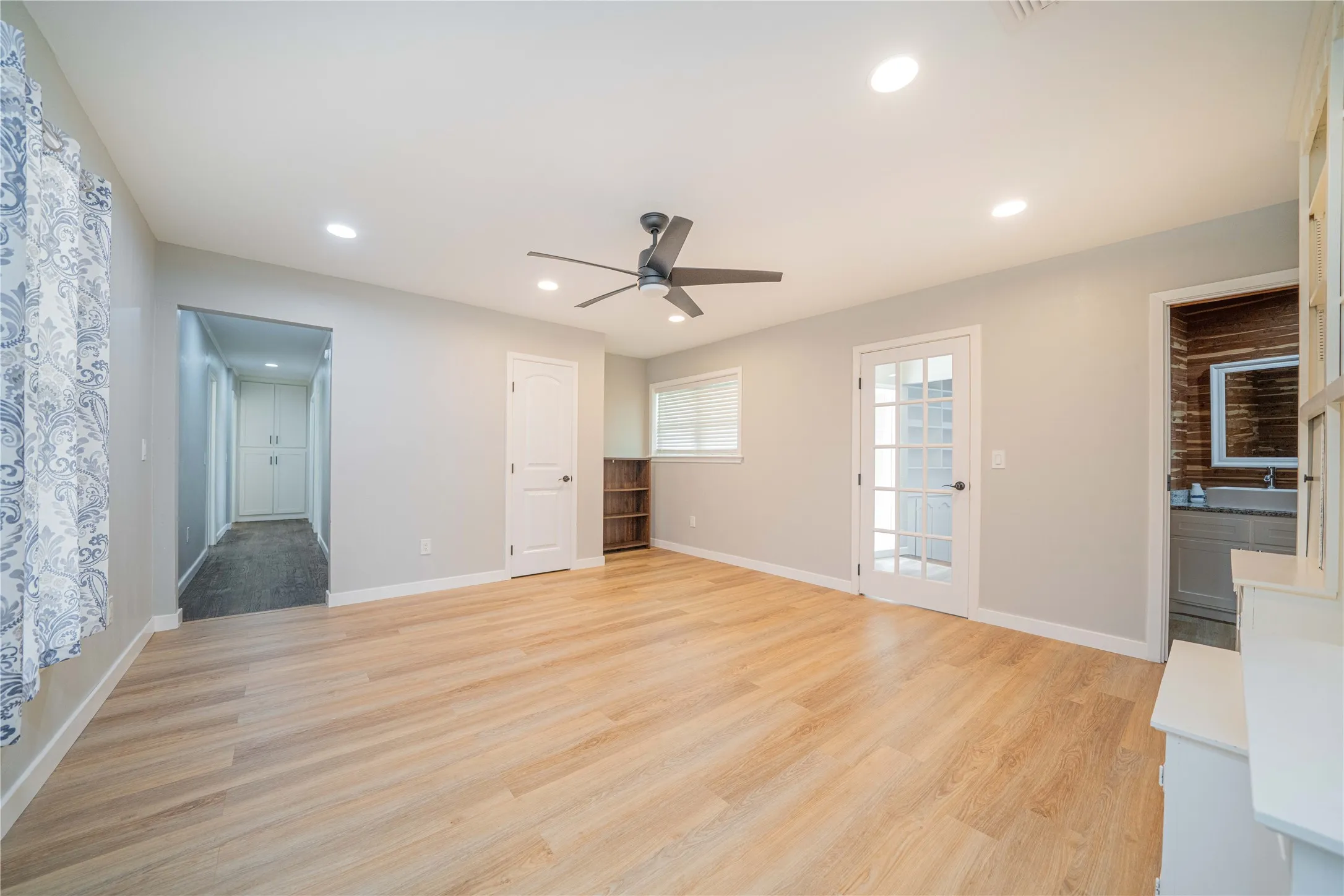 Single Family Residence For Sale in Cass County , 812 E 1st, Hughes Springs, Texas 75656, 3 Bedroom, 3 Bathroom, Garage spaces, 2,345 Sqft, built in 1959, mls#21133748, Real Estate Agent in Hughes Springs, Homes For Sale in Cass county, Homes For Sale in Hughes Springs, Realtor in Hughes Springs Texas, Real Estate Brokerage Independent Realty Texas, Luminita Cordes Realtor