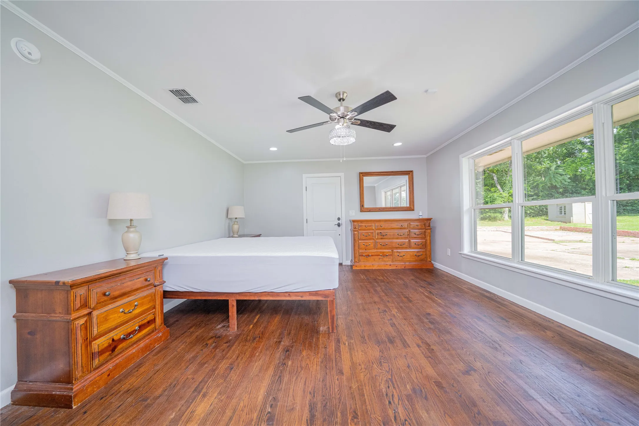 Single Family Residence For Sale in Cass County , 812 E 1st, Hughes Springs, Texas 75656, 3 Bedroom, 3 Bathroom, Garage spaces, 2,345 Sqft, built in 1959, mls#21133748, Real Estate Agent in Hughes Springs, Homes For Sale in Cass county, Homes For Sale in Hughes Springs, Realtor in Hughes Springs Texas, Real Estate Brokerage Independent Realty Texas, Luminita Cordes Realtor