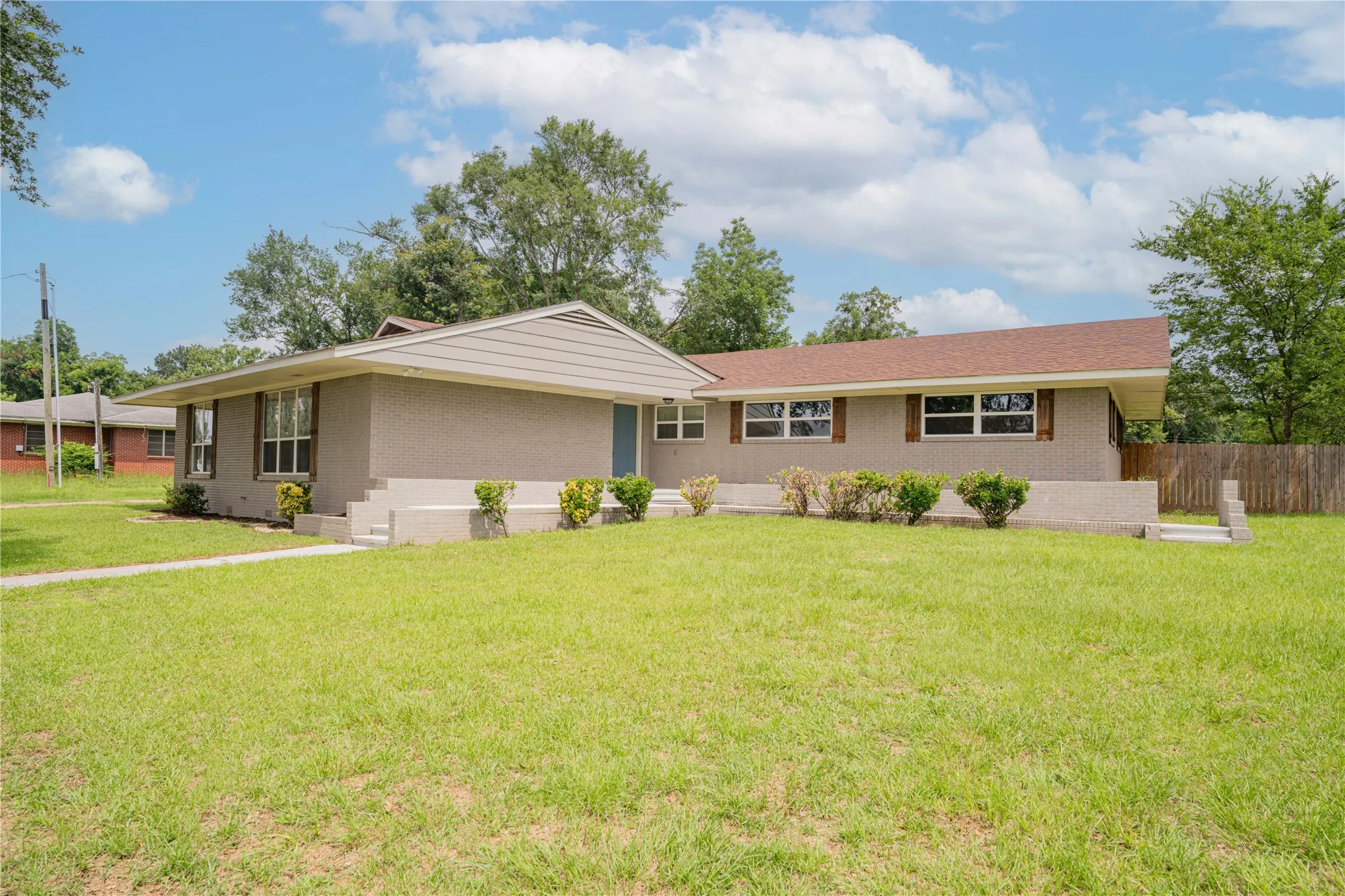 Single Family Residence For Sale in Cass County , 812 E 1st, Hughes Springs, Texas 75656, 3 Bedroom, 3 Bathroom, Garage spaces, 2,345 Sqft, built in 1959, mls#21133748, Real Estate Agent in Hughes Springs, Homes For Sale in Cass county, Homes For Sale in Hughes Springs, Realtor in Hughes Springs Texas, Real Estate Brokerage Independent Realty Texas, Luminita Cordes Realtor