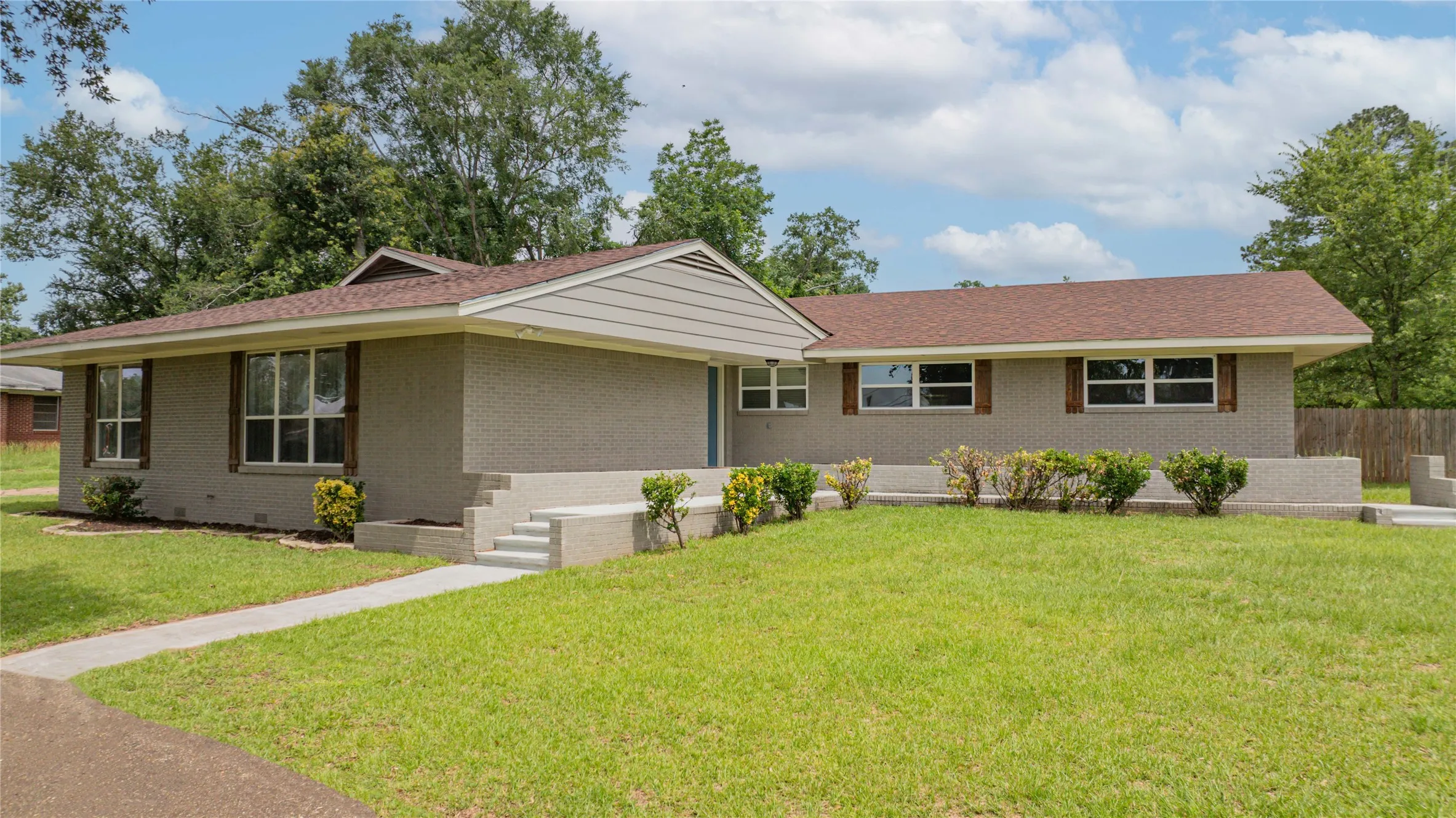 Single Family Residence For Sale in Cass County , 812 E 1st, Hughes Springs, Texas 75656, 3 Bedroom, 3 Bathroom, Garage spaces, 2,345 Sqft, built in 1959, mls#21133748, Real Estate Agent in Hughes Springs, Homes For Sale in Cass county, Homes For Sale in Hughes Springs, Realtor in Hughes Springs Texas, Real Estate Brokerage Independent Realty Texas, Luminita Cordes Realtor