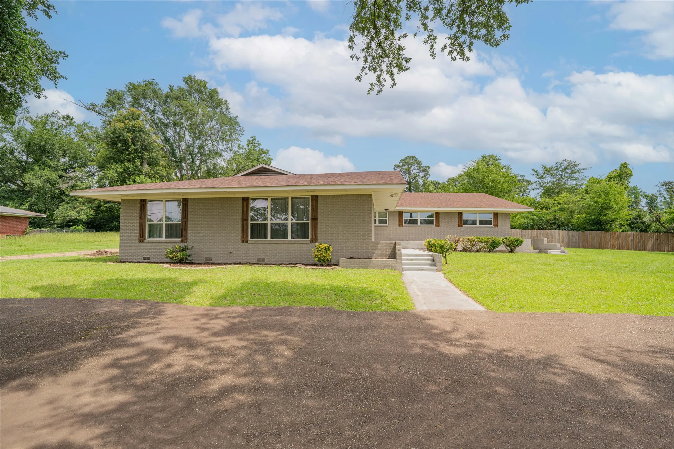 Single Family Residence For Sale in Cass County , 812 E 1st, Hughes Springs, Texas 75656, 3 Bedroom, 3 Bathroom, Garage spaces, 2,345 Sqft, built in 1959, mls#21133748, Real Estate Agent in Hughes Springs, Homes For Sale in Cass county, Homes For Sale in Hughes Springs, Realtor in Hughes Springs Texas, Real Estate Brokerage Independent Realty Texas, Luminita Cordes Realtor