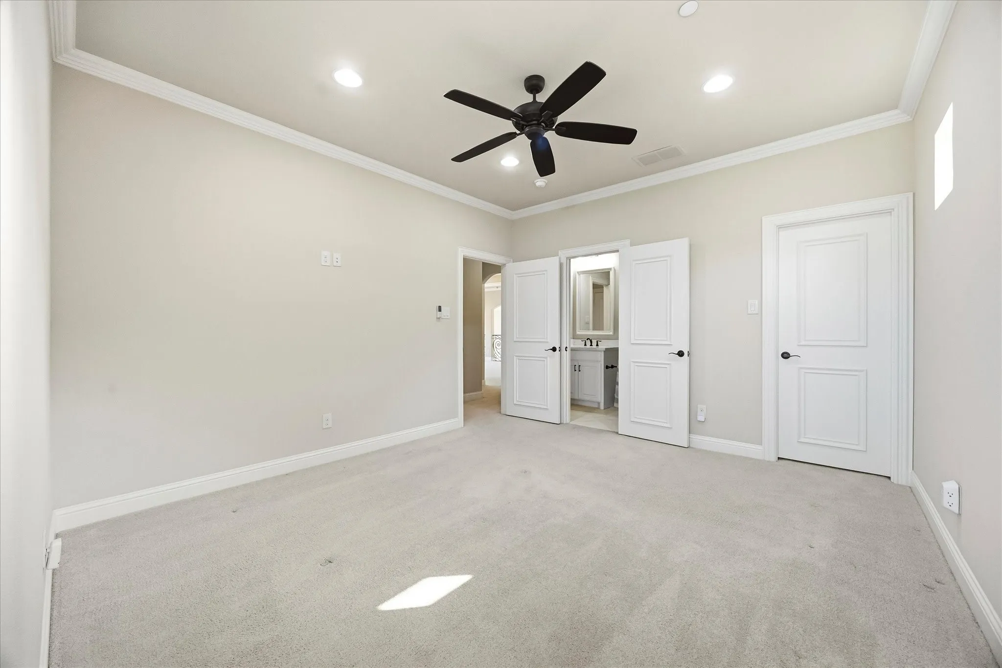 2nd floor Bedroom ensuite