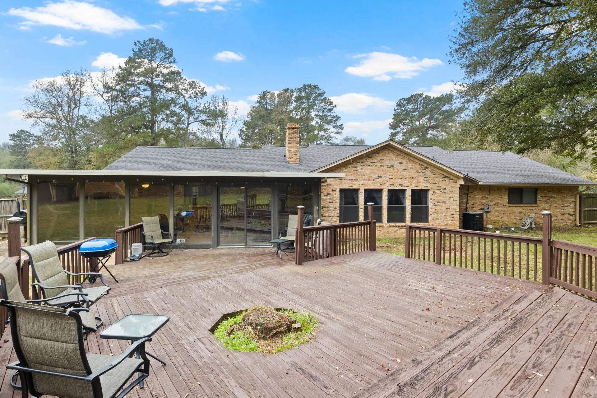 Single Family Residence For Sale in Camp County , 195 County Road 4164, Pittsburg, Texas 75686, 3 Bedroom, 2 Bathroom, 2 Garage spaces, 2,802 Sqft, built in 1980, mls#21133813, Real Estate Agent in Pittsburg, Homes For Sale in Camp county, Homes For Sale in Pittsburg, Realtor in Pittsburg Texas, Real Estate Brokerage Independent Realty Texas, Luminita Cordes Realtor