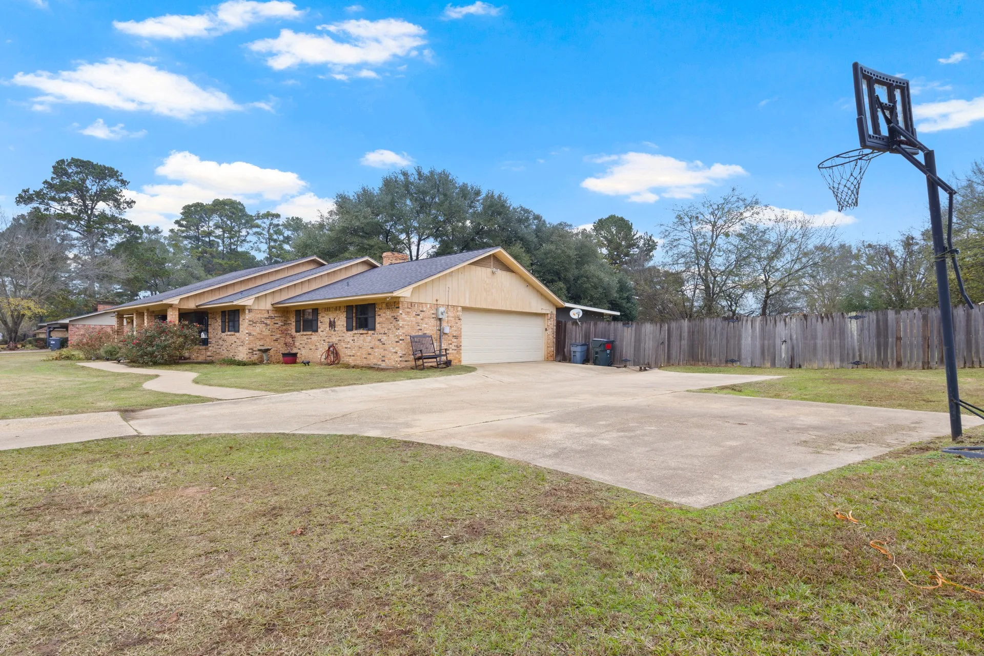 Single Family Residence For Sale in Camp County , 195 County Road 4164, Pittsburg, Texas 75686, 3 Bedroom, 2 Bathroom, 2 Garage spaces, 2,802 Sqft, built in 1980, mls#21133813, Real Estate Agent in Pittsburg, Homes For Sale in Camp county, Homes For Sale in Pittsburg, Realtor in Pittsburg Texas, Real Estate Brokerage Independent Realty Texas, Luminita Cordes Realtor