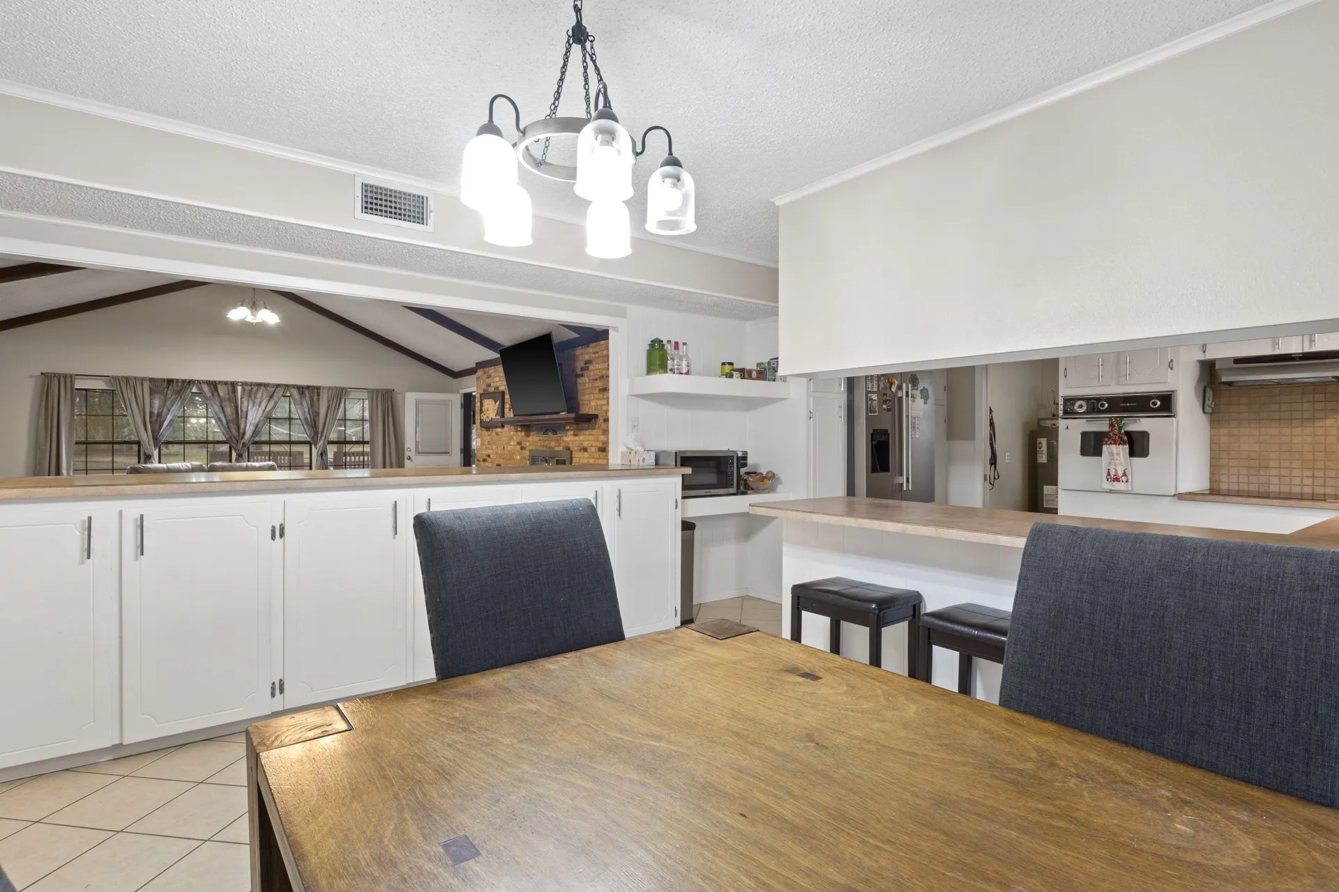Single Family Residence For Sale in Camp County , 195 County Road 4164, Pittsburg, Texas 75686, 3 Bedroom, 2 Bathroom, 2 Garage spaces, 2,802 Sqft, built in 1980, mls#21133813, Real Estate Agent in Pittsburg, Homes For Sale in Camp county, Homes For Sale in Pittsburg, Realtor in Pittsburg Texas, Real Estate Brokerage Independent Realty Texas, Luminita Cordes Realtor
