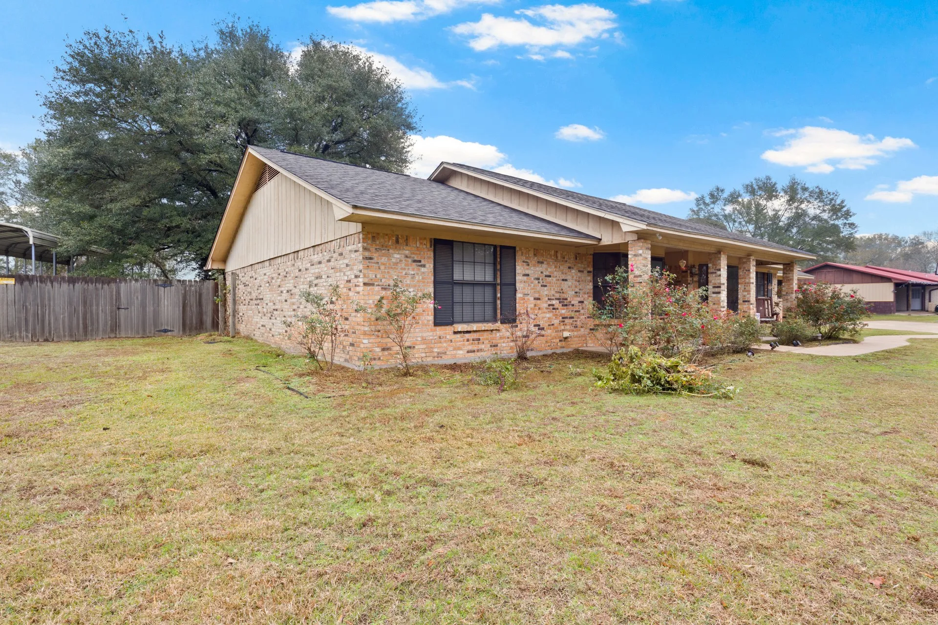 Single Family Residence For Sale in Camp County , 195 County Road 4164, Pittsburg, Texas 75686, 3 Bedroom, 2 Bathroom, 2 Garage spaces, 2,802 Sqft, built in 1980, mls#21133813, Real Estate Agent in Pittsburg, Homes For Sale in Camp county, Homes For Sale in Pittsburg, Realtor in Pittsburg Texas, Real Estate Brokerage Independent Realty Texas, Luminita Cordes Realtor
