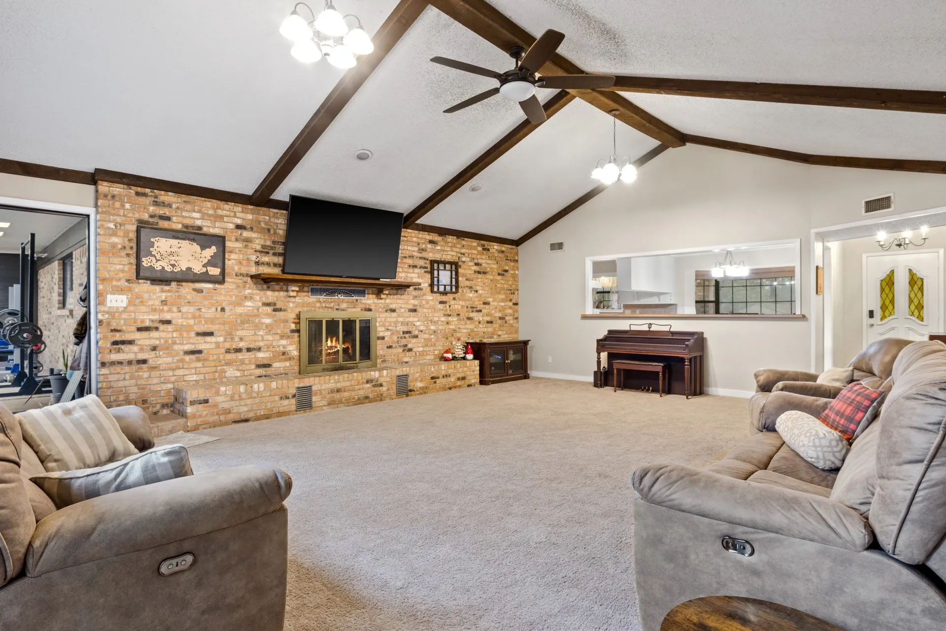 Single Family Residence For Sale in Camp County , 195 County Road 4164, Pittsburg, Texas 75686, 3 Bedroom, 2 Bathroom, 2 Garage spaces, 2,802 Sqft, built in 1980, mls#21133813, Real Estate Agent in Pittsburg, Homes For Sale in Camp county, Homes For Sale in Pittsburg, Realtor in Pittsburg Texas, Real Estate Brokerage Independent Realty Texas, Luminita Cordes Realtor