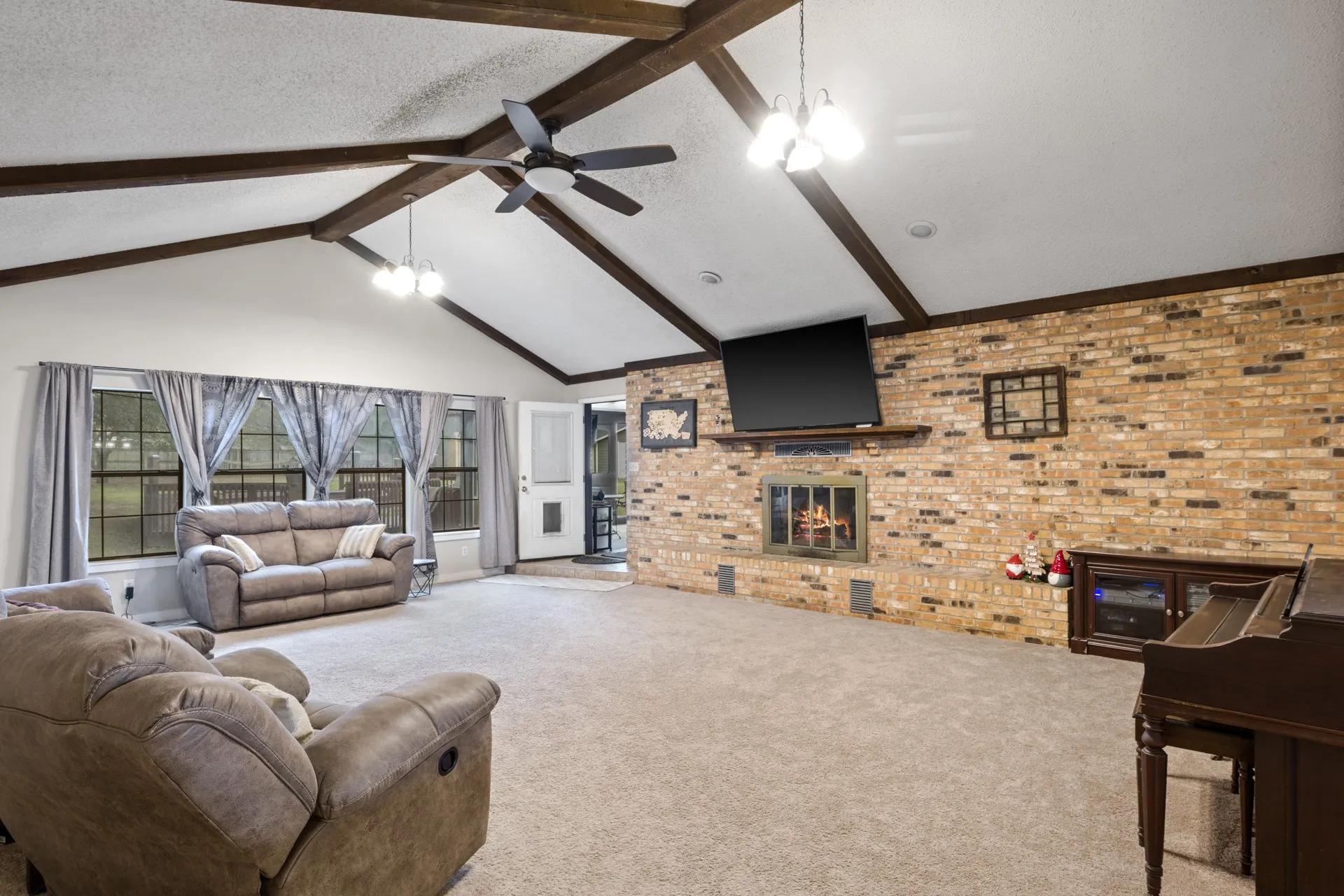 Single Family Residence For Sale in Camp County , 195 County Road 4164, Pittsburg, Texas 75686, 3 Bedroom, 2 Bathroom, 2 Garage spaces, 2,802 Sqft, built in 1980, mls#21133813, Real Estate Agent in Pittsburg, Homes For Sale in Camp county, Homes For Sale in Pittsburg, Realtor in Pittsburg Texas, Real Estate Brokerage Independent Realty Texas, Luminita Cordes Realtor
