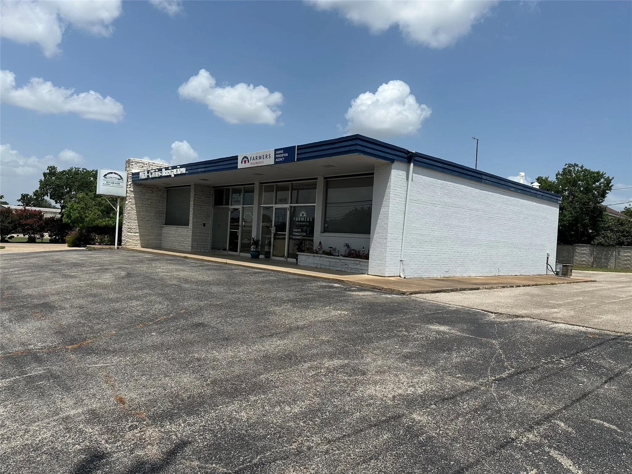 Office For Sale in Tarrant County , 1901 Bedford Road, Bedford, Texas 76021, 0, 0, Garage spaces, 0 Sqft, built in 1957, Preowned, Price $680,000, mls#21118807, Real Estate Agent in Bedford, Homes For Sale in Tarrant county, Homes For Sale in Bedford, Realtor in Bedford Texas, Real Estate Brokerage Independent Realty Texas, Luminita Cordes Realtor