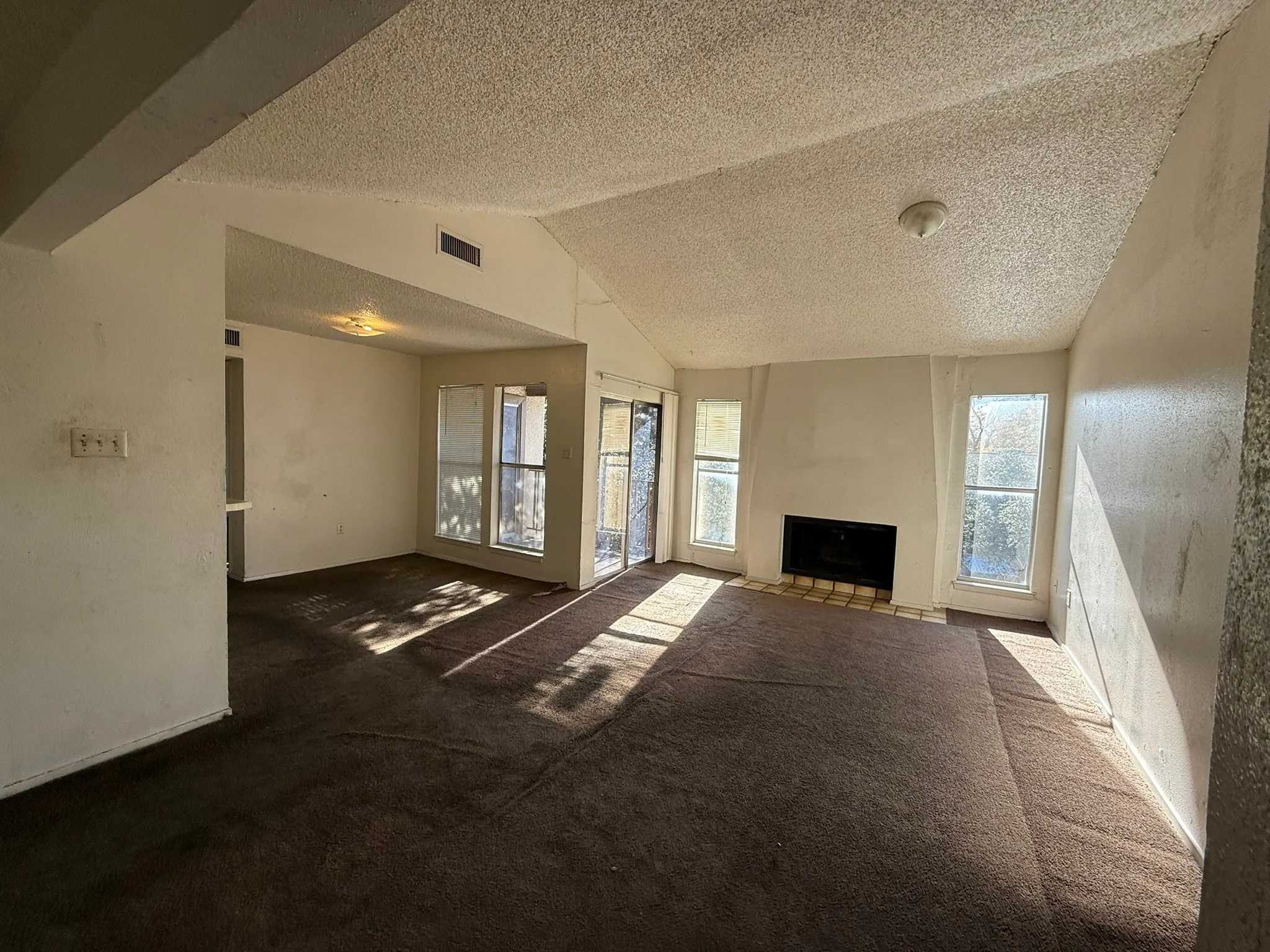 Condominium For Sale in Dallas County , 6050 Melody Lane 318, Dallas, Texas 75231, 1 Bedroom, 1 Bathroom, Garage spaces, 787 Sqft, built in 1979, mls#21133492, Real Estate Agent in Dallas, Homes For Sale in Dallas county, Homes For Sale in Dallas, Realtor in Dallas Texas, Real Estate Brokerage Independent Realty Texas, Luminita Cordes Realtor