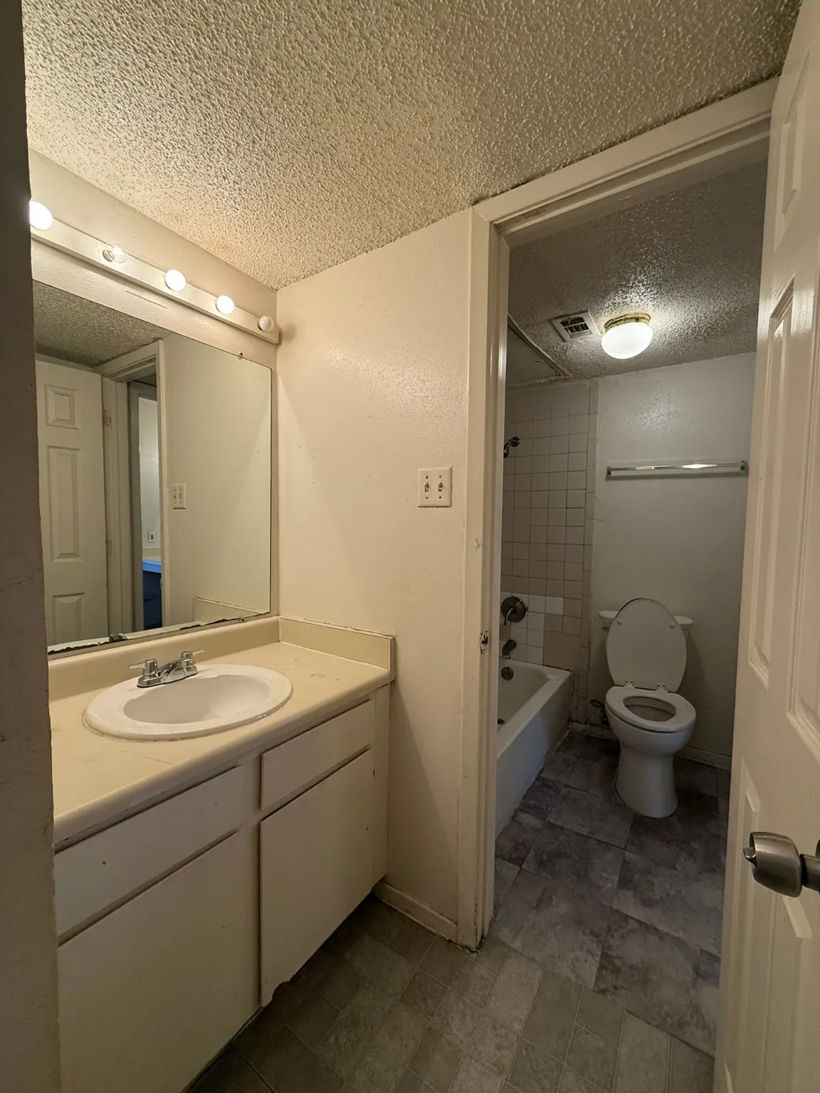 Condominium For Sale in Dallas County , 6050 Melody Lane 318, Dallas, Texas 75231, 1 Bedroom, 1 Bathroom, Garage spaces, 787 Sqft, built in 1979, mls#21133492, Real Estate Agent in Dallas, Homes For Sale in Dallas county, Homes For Sale in Dallas, Realtor in Dallas Texas, Real Estate Brokerage Independent Realty Texas, Luminita Cordes Realtor
