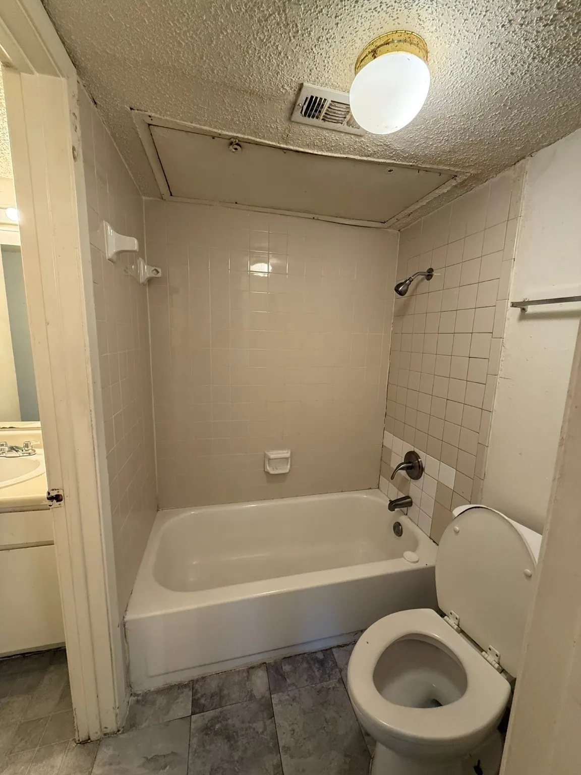 Condominium For Sale in Dallas County , 6050 Melody Lane 318, Dallas, Texas 75231, 1 Bedroom, 1 Bathroom, Garage spaces, 787 Sqft, built in 1979, mls#21133492, Real Estate Agent in Dallas, Homes For Sale in Dallas county, Homes For Sale in Dallas, Realtor in Dallas Texas, Real Estate Brokerage Independent Realty Texas, Luminita Cordes Realtor