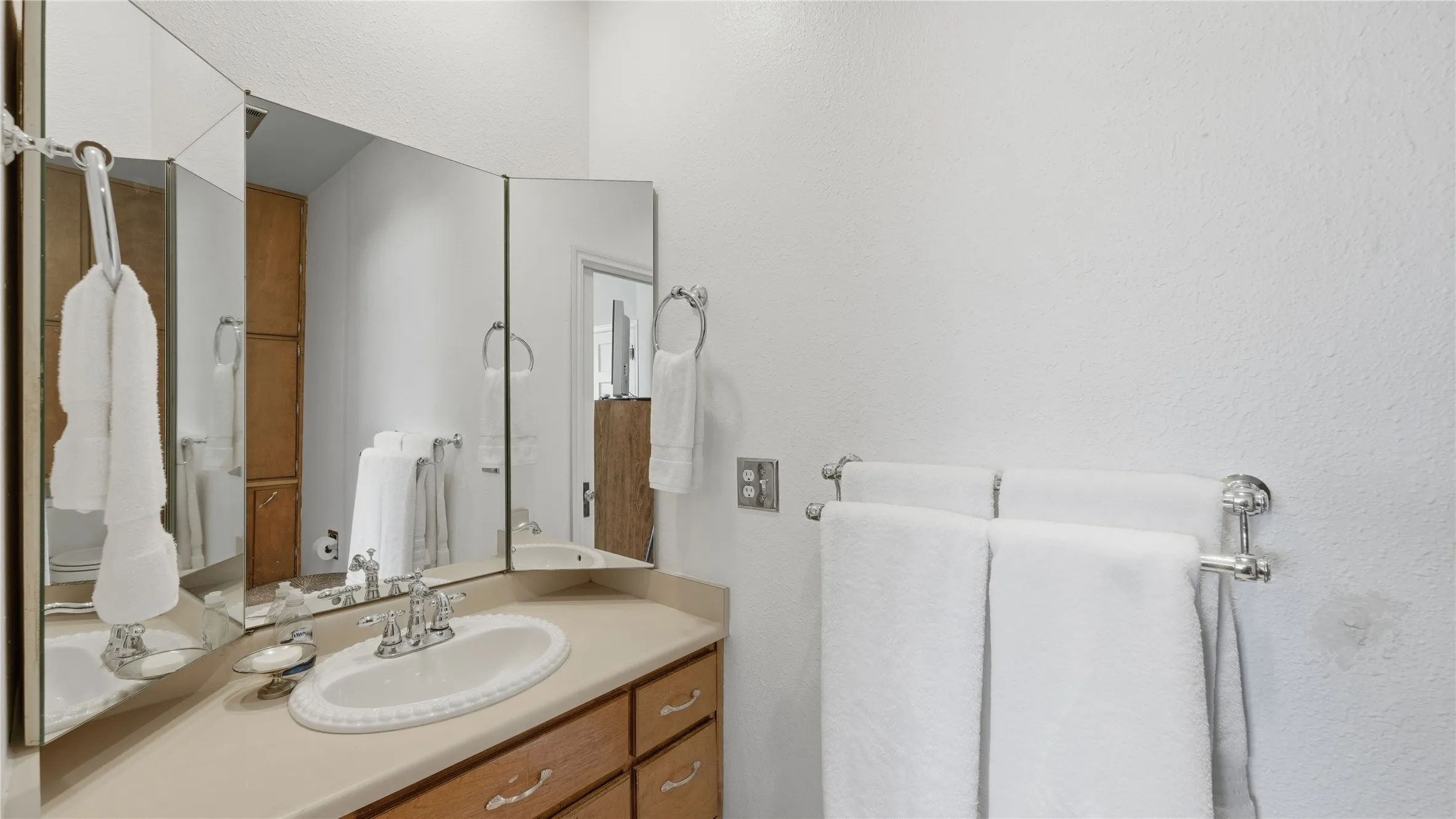 Farm For Sale in Val Verde County , TBD US HWY 377, Del Rio, Texas 78840, 3 Bedrooms, 2 Bathrooms, 1 Garage spaces, 2,700 Sqft, built in 1958, Preowned, Price $4,800,000, mls#21133713, Real Estate Agent in Del Rio, Homes For Sale in Val Verde county, Homes For Sale in Del Rio, Realtor in Del Rio Texas, Real Estate Brokerage Independent Realty Texas, Luminita Cordes Realtor