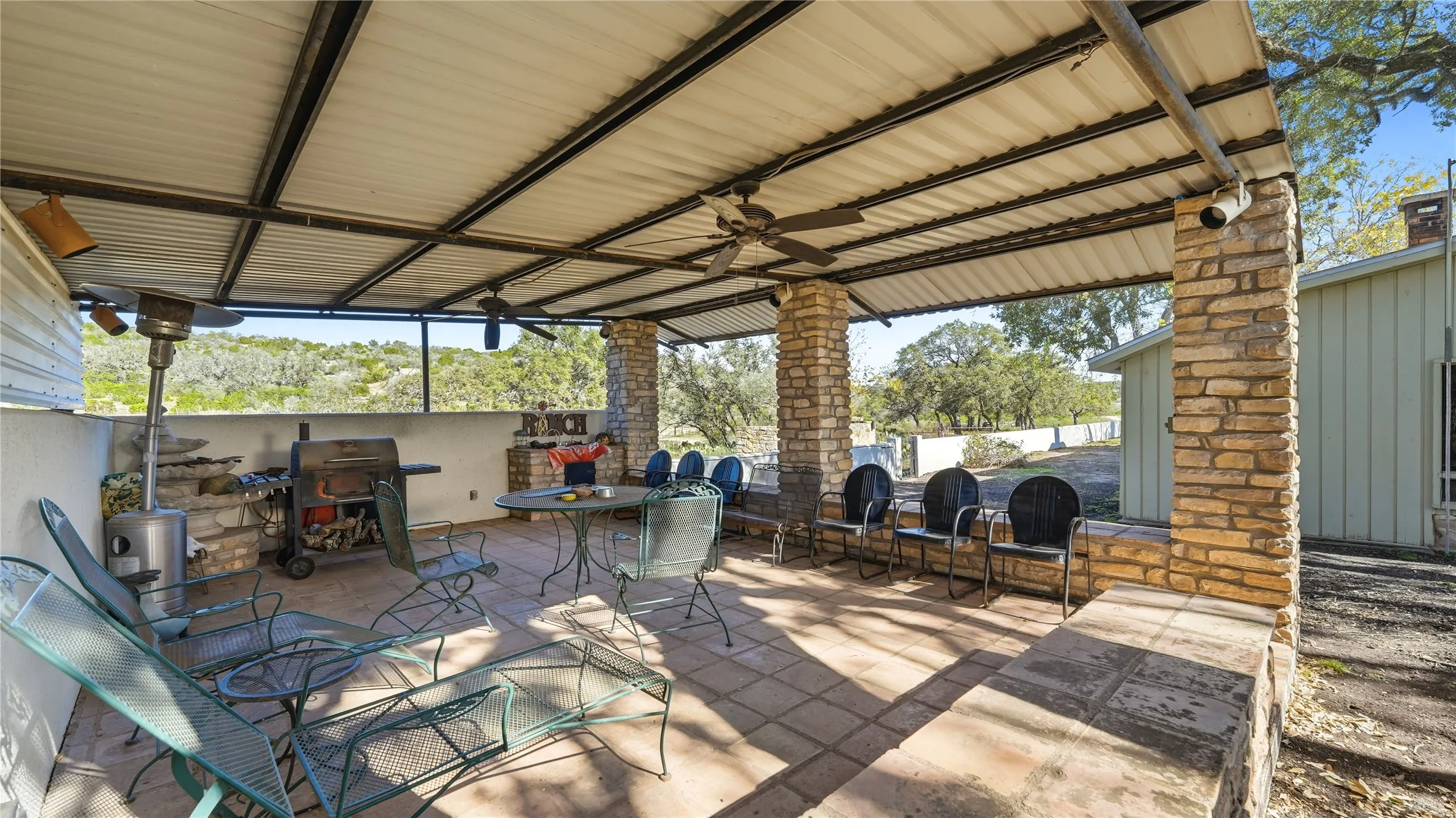 OUTDOOR KITCHEN
