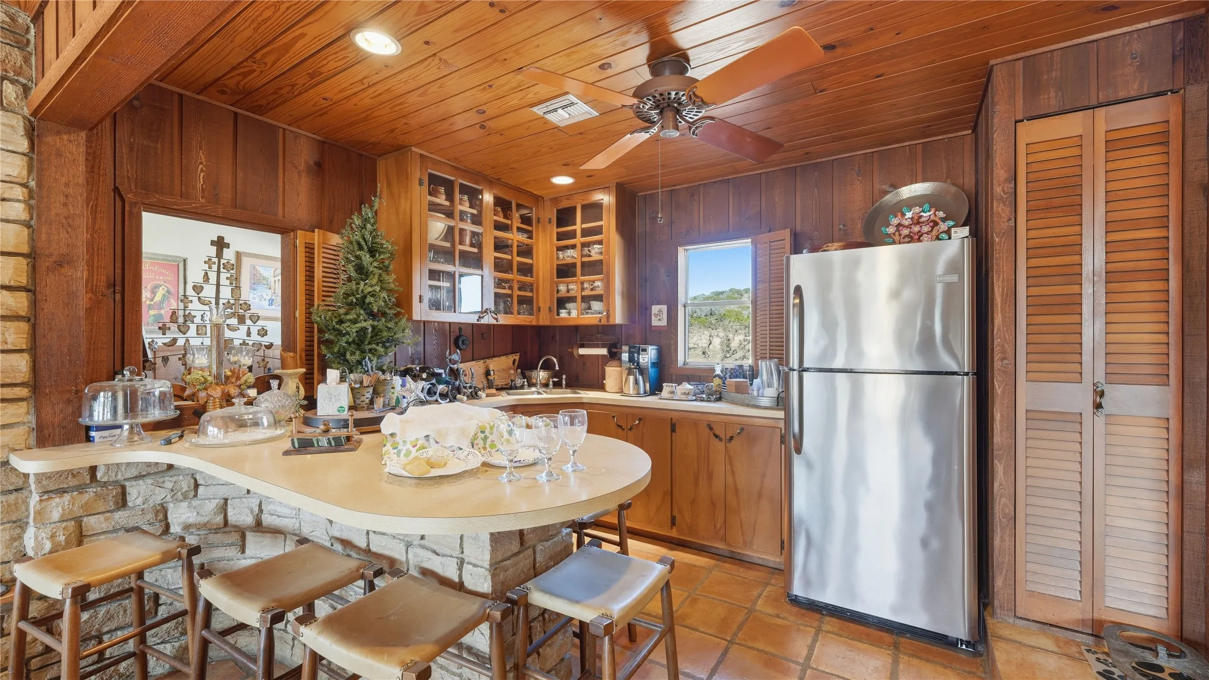 BAR AND EXTRA FRIDGE
