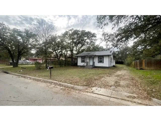 Single Family Residence For Sale in Tarrant County , 4518 Erath Street, Fort Worth, Texas 76119, 4 Bedroom, 2 Bathroom, Garage spaces, 1,392 Sqft, built in 1962, mls#21134233, Real Estate Agent in Fort Worth, Homes For Sale in Tarrant county, Homes For Sale in Fort Worth, Realtor in Fort Worth Texas, Real Estate Brokerage Independent Realty Texas, Luminita Cordes Realtor