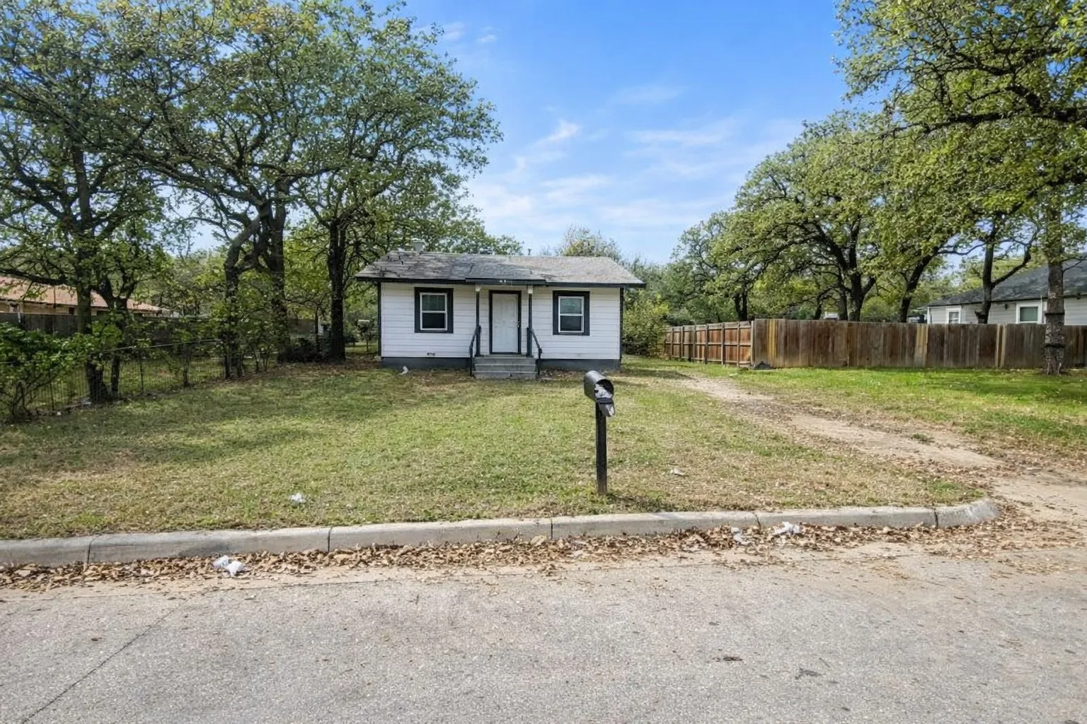 Single Family Residence For Sale in Tarrant County , 4518 Erath Street, Fort Worth, Texas 76119, 4 Bedroom, 2 Bathroom, Garage spaces, 1,392 Sqft, built in 1962, mls#21134233, Real Estate Agent in Fort Worth, Homes For Sale in Tarrant county, Homes For Sale in Fort Worth, Realtor in Fort Worth Texas, Real Estate Brokerage Independent Realty Texas, Luminita Cordes Realtor