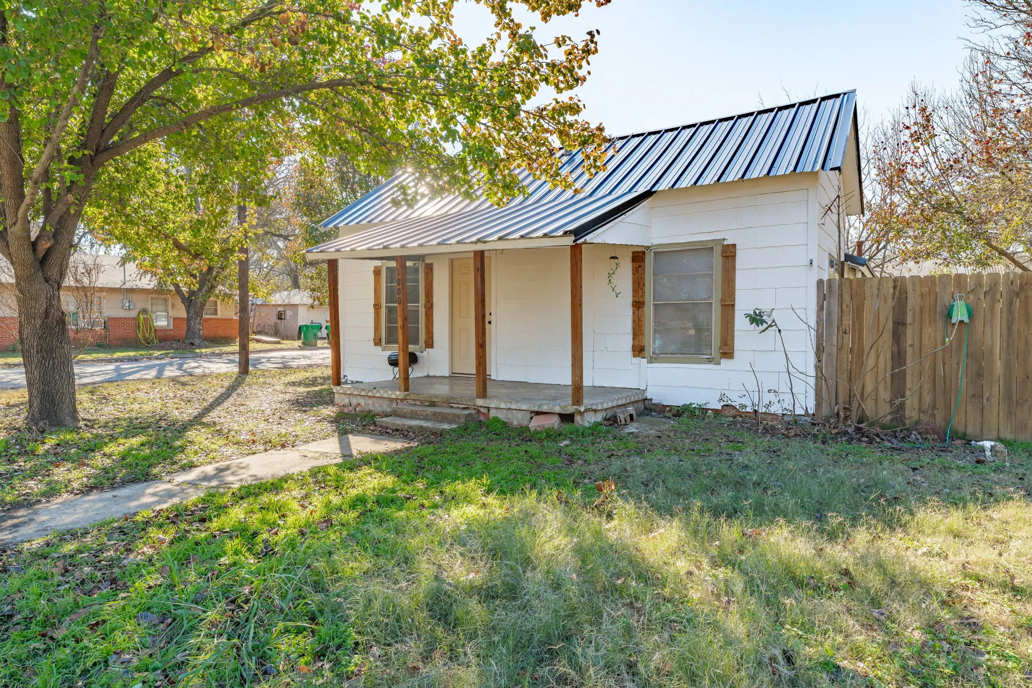 Single Family Residence For Sale in Erath County , 1000 N Clinton Street N, Stephenville, Texas 76401, 3 Bedroom, 1 Bathroom, Garage spaces, 1,232 Sqft, built in 1930, mls#21134359, Real Estate Agent in Stephenville, Homes For Sale in Erath county, Homes For Sale in Stephenville, Realtor in Stephenville Texas, Real Estate Brokerage Independent Realty Texas, Luminita Cordes Realtor