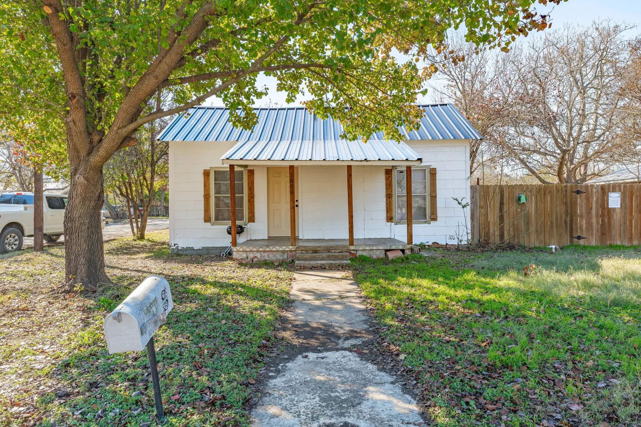 Single Family Residence For Sale in Erath County , 1000 N Clinton Street N, Stephenville, Texas 76401, 3 Bedroom, 1 Bathroom, Garage spaces, 1,232 Sqft, built in 1930, mls#21134359, Real Estate Agent in Stephenville, Homes For Sale in Erath county, Homes For Sale in Stephenville, Realtor in Stephenville Texas, Real Estate Brokerage Independent Realty Texas, Luminita Cordes Realtor