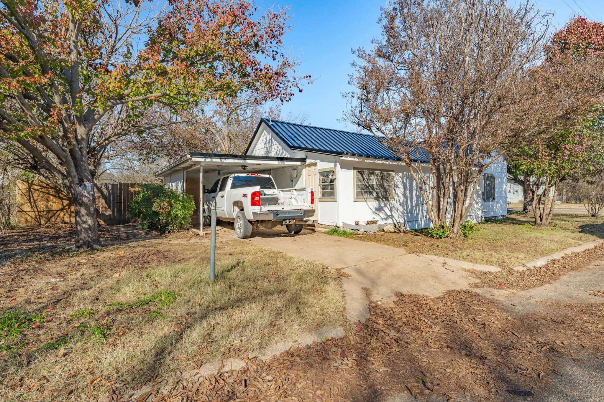 Single Family Residence For Sale in Erath County , 1000 N Clinton Street N, Stephenville, Texas 76401, 3 Bedroom, 1 Bathroom, Garage spaces, 1,232 Sqft, built in 1930, mls#21134359, Real Estate Agent in Stephenville, Homes For Sale in Erath county, Homes For Sale in Stephenville, Realtor in Stephenville Texas, Real Estate Brokerage Independent Realty Texas, Luminita Cordes Realtor