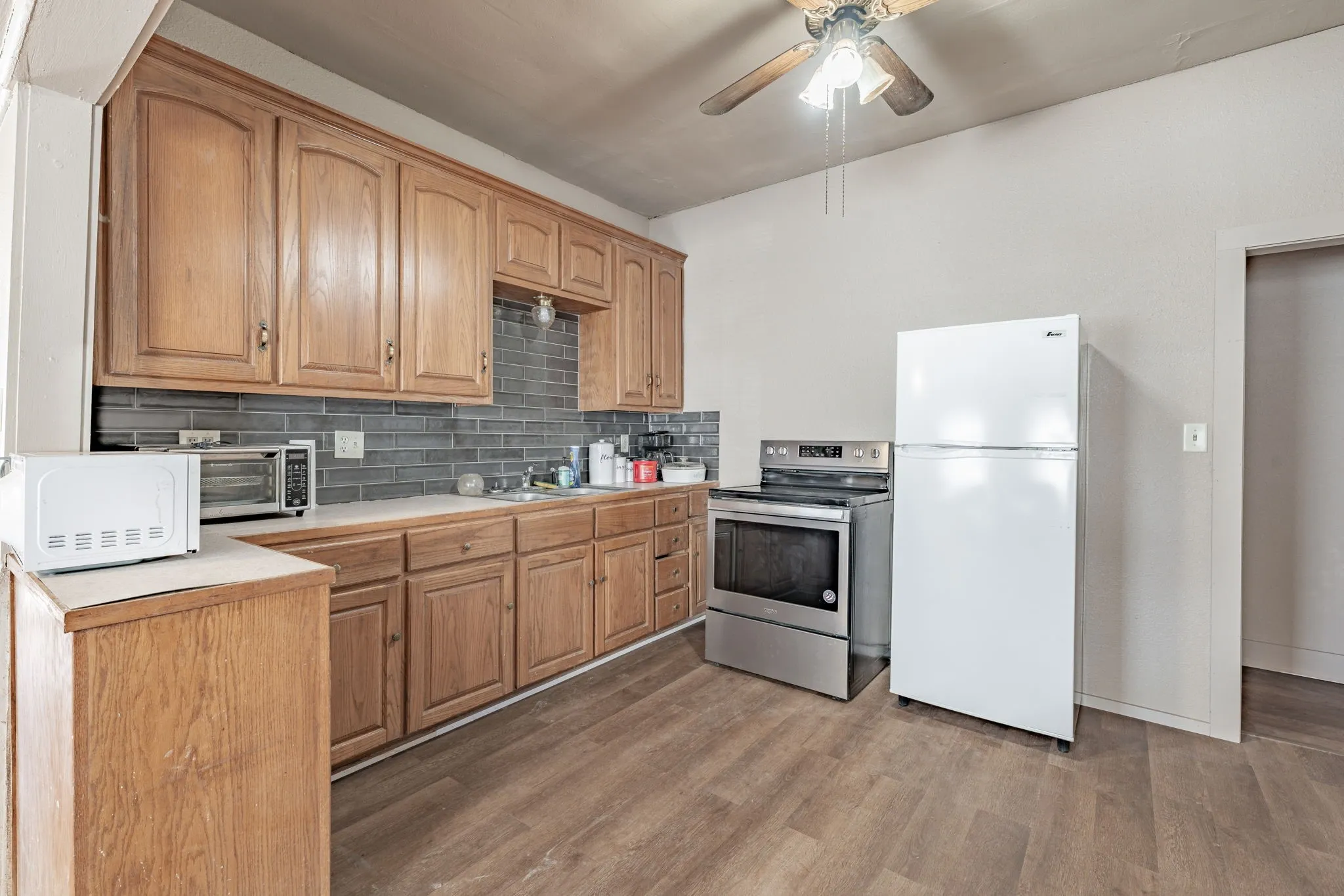 Single Family Residence For Sale in Erath County , 1000 N Clinton Street N, Stephenville, Texas 76401, 3 Bedroom, 1 Bathroom, Garage spaces, 1,232 Sqft, built in 1930, mls#21134359, Real Estate Agent in Stephenville, Homes For Sale in Erath county, Homes For Sale in Stephenville, Realtor in Stephenville Texas, Real Estate Brokerage Independent Realty Texas, Luminita Cordes Realtor