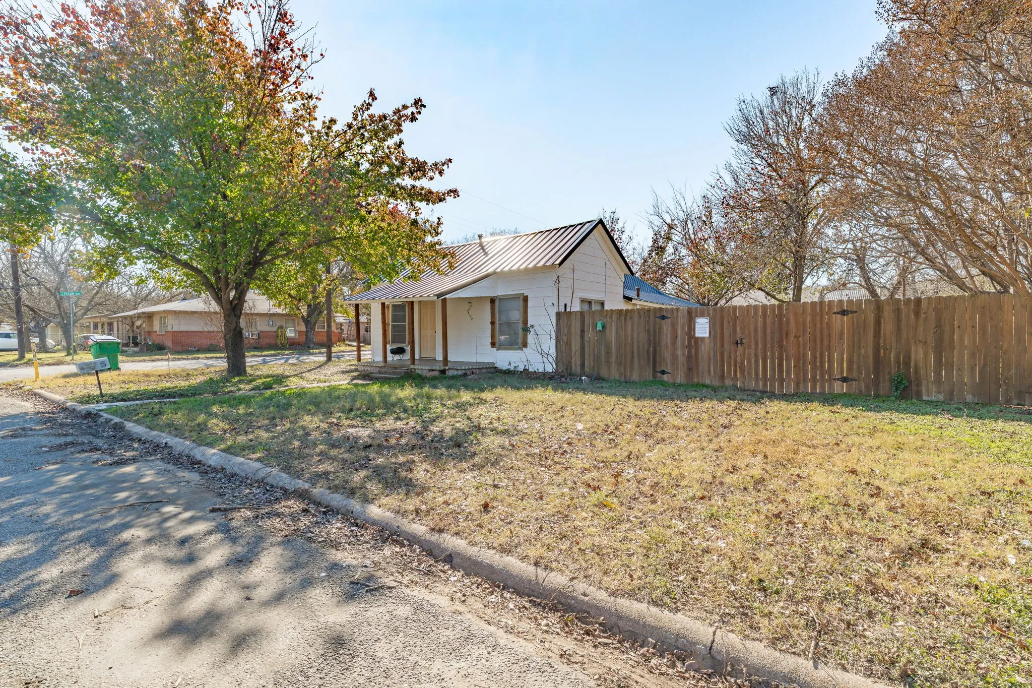 Single Family Residence For Sale in Erath County , 1000 N Clinton Street N, Stephenville, Texas 76401, 3 Bedroom, 1 Bathroom, Garage spaces, 1,232 Sqft, built in 1930, mls#21134359, Real Estate Agent in Stephenville, Homes For Sale in Erath county, Homes For Sale in Stephenville, Realtor in Stephenville Texas, Real Estate Brokerage Independent Realty Texas, Luminita Cordes Realtor