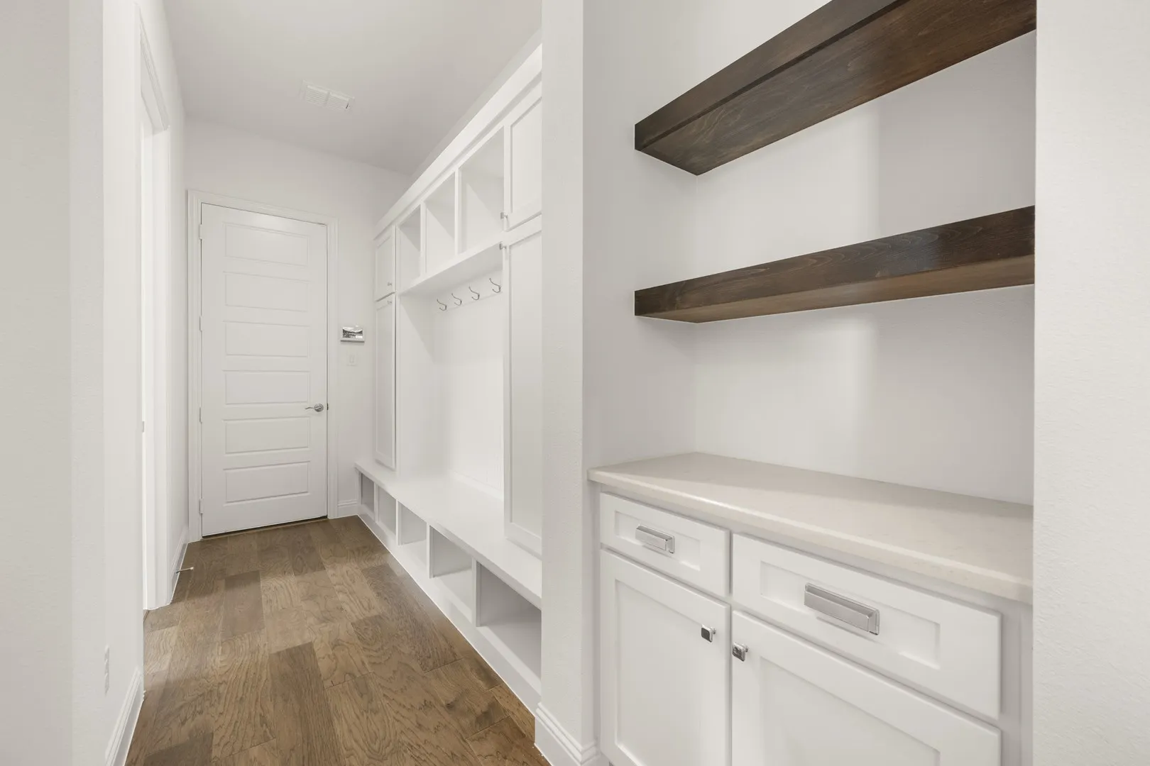 4718 Hawthorn Hills- Primary Suite