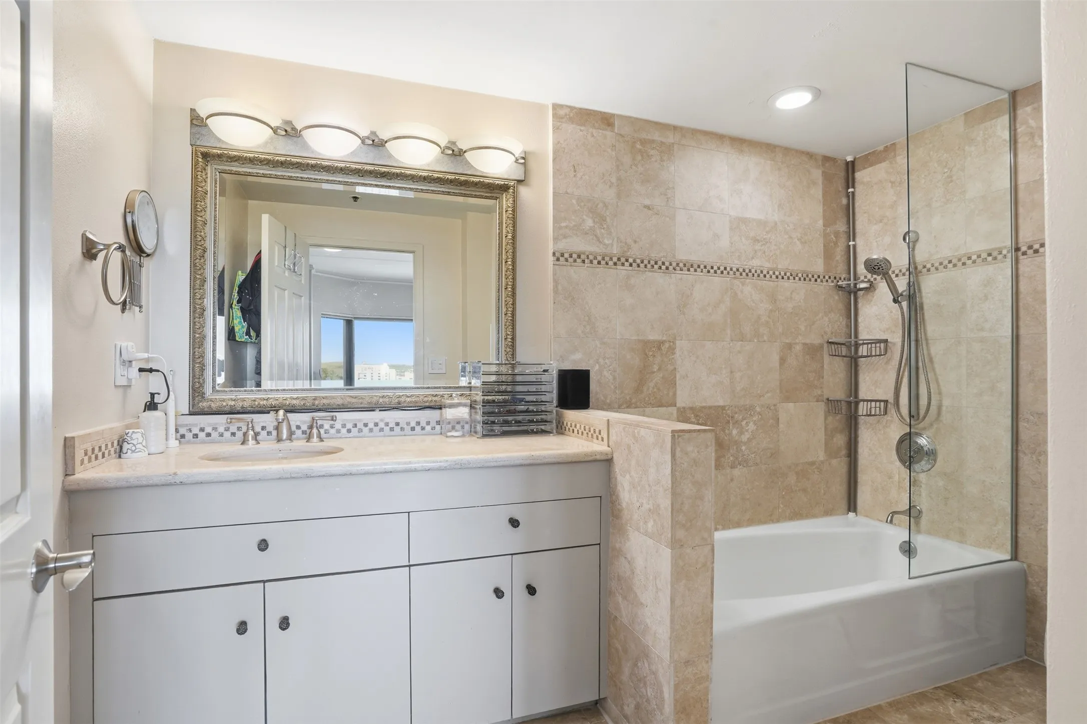 Condominium For Sale in Dallas County , 3030 Mckinney Avenue 2203, Dallas, Texas 75204, 2 Bedroom, 2 Bathroom, 2 Garage spaces, 1,353 Sqft, built in 1981, Preowned, mls#21128110, Real Estate Agent in Dallas, Homes For Sale in Dallas county, Homes For Sale in Dallas, Realtor in Dallas Texas, Real Estate Brokerage Independent Realty Texas, Luminita Cordes Realtor