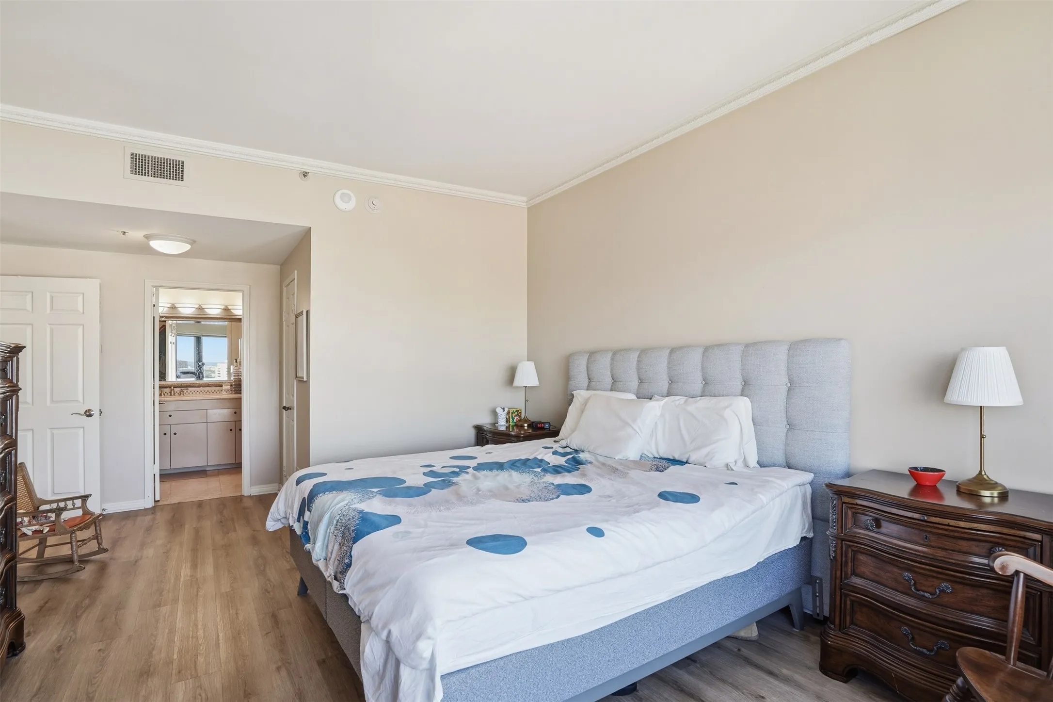 Condominium For Sale in Dallas County , 3030 Mckinney Avenue 2203, Dallas, Texas 75204, 2 Bedroom, 2 Bathroom, 2 Garage spaces, 1,353 Sqft, built in 1981, Preowned, mls#21128110, Real Estate Agent in Dallas, Homes For Sale in Dallas county, Homes For Sale in Dallas, Realtor in Dallas Texas, Real Estate Brokerage Independent Realty Texas, Luminita Cordes Realtor