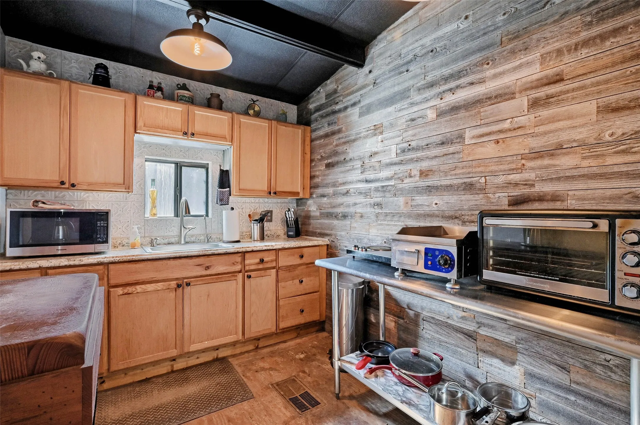 Single Family Residence For Sale in Grayson County , 2447 Cemetery Road, Pottsboro, Texas 75076, 2 Bedrooms, 1 Bathroom, Garage spaces, 1,652 Sqft, built in 1984, Preowned, Price $370,000, mls#21133872, Real Estate Agent in Pottsboro, Homes For Sale in Grayson county, Homes For Sale in Pottsboro, Realtor in Pottsboro Texas, Real Estate Brokerage Independent Realty Texas, Luminita Cordes Realtor