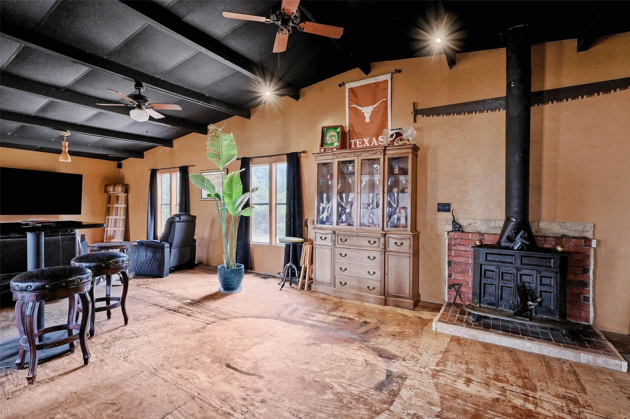 Single Family Residence For Sale in Grayson County , 2447 Cemetery Road, Pottsboro, Texas 75076, 2 Bedrooms, 1 Bathroom, Garage spaces, 1,652 Sqft, built in 1984, Preowned, Price $370,000, mls#21133872, Real Estate Agent in Pottsboro, Homes For Sale in Grayson county, Homes For Sale in Pottsboro, Realtor in Pottsboro Texas, Real Estate Brokerage Independent Realty Texas, Luminita Cordes Realtor