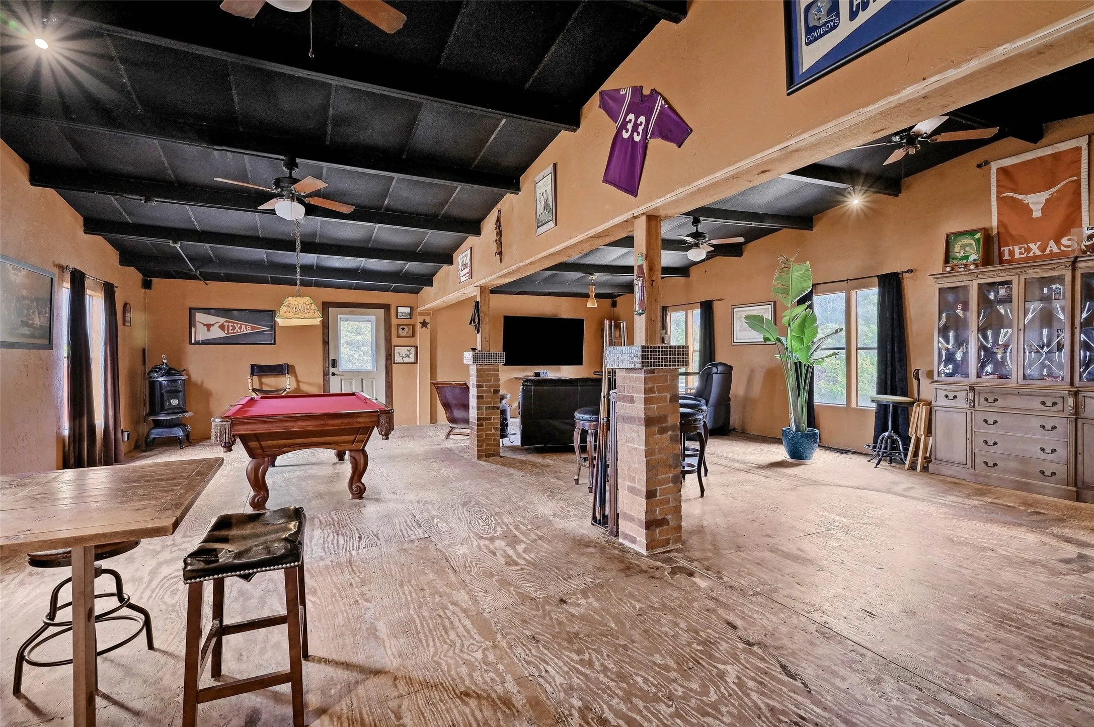 Single Family Residence For Sale in Grayson County , 2447 Cemetery Road, Pottsboro, Texas 75076, 2 Bedrooms, 1 Bathroom, Garage spaces, 1,652 Sqft, built in 1984, Preowned, Price $370,000, mls#21133872, Real Estate Agent in Pottsboro, Homes For Sale in Grayson county, Homes For Sale in Pottsboro, Realtor in Pottsboro Texas, Real Estate Brokerage Independent Realty Texas, Luminita Cordes Realtor