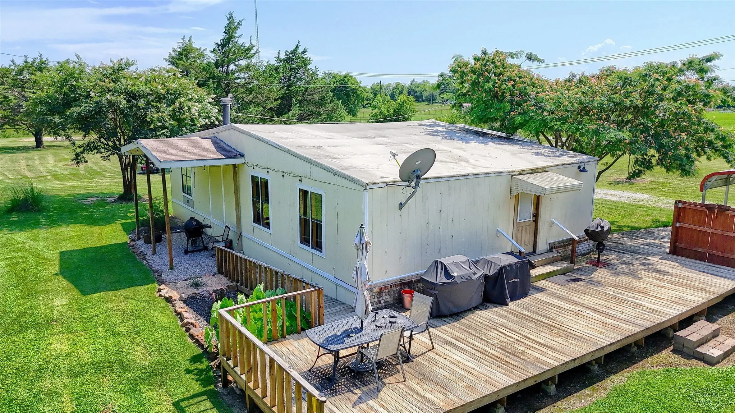 Single Family Residence For Sale in Grayson County , 2447 Cemetery Road, Pottsboro, Texas 75076, 2 Bedrooms, 1 Bathroom, Garage spaces, 1,652 Sqft, built in 1984, Preowned, Price $370,000, mls#21133872, Real Estate Agent in Pottsboro, Homes For Sale in Grayson county, Homes For Sale in Pottsboro, Realtor in Pottsboro Texas, Real Estate Brokerage Independent Realty Texas, Luminita Cordes Realtor