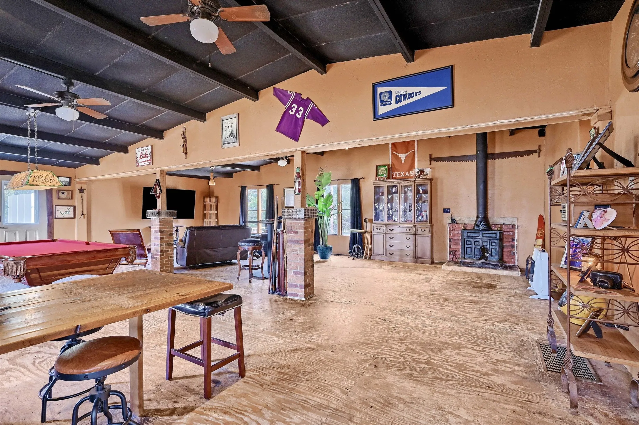 Single Family Residence For Sale in Grayson County , 2447 Cemetery Road, Pottsboro, Texas 75076, 2 Bedrooms, 1 Bathroom, Garage spaces, 1,652 Sqft, built in 1984, Preowned, Price $370,000, mls#21133872, Real Estate Agent in Pottsboro, Homes For Sale in Grayson county, Homes For Sale in Pottsboro, Realtor in Pottsboro Texas, Real Estate Brokerage Independent Realty Texas, Luminita Cordes Realtor
