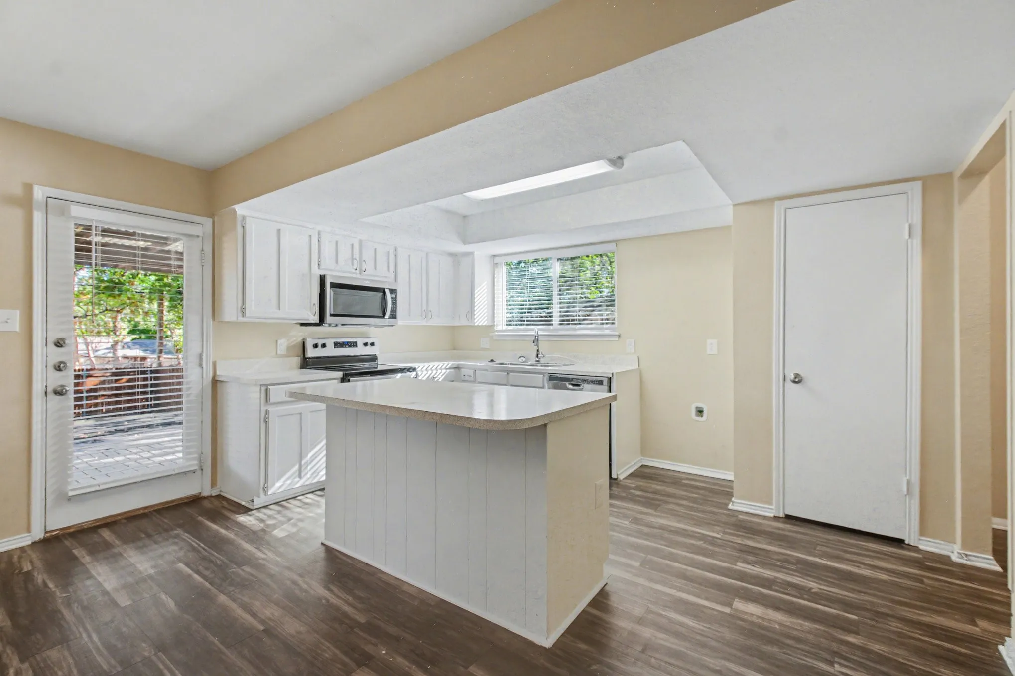Eat-in kitchen