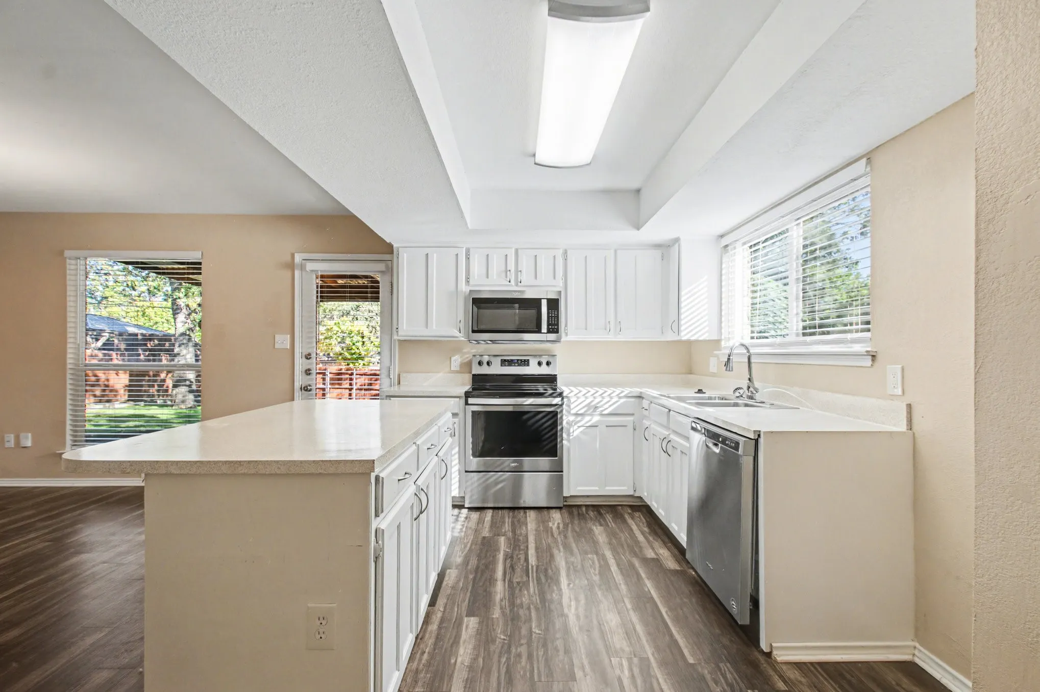 Single Family Residence For Sale in Tarrant County , 4907 Sagebrush Court, Arlington, Texas 76017, 3 Bedroom, 2 Bathroom, 2 Garage spaces, 2,548 Sqft, built in 1978, Preowned, mls#21134936, Real Estate Agent in Arlington, Homes For Sale in Tarrant county, Homes For Sale in Arlington, Realtor in Arlington Texas, Real Estate Brokerage Independent Realty Texas, Luminita Cordes Realtor